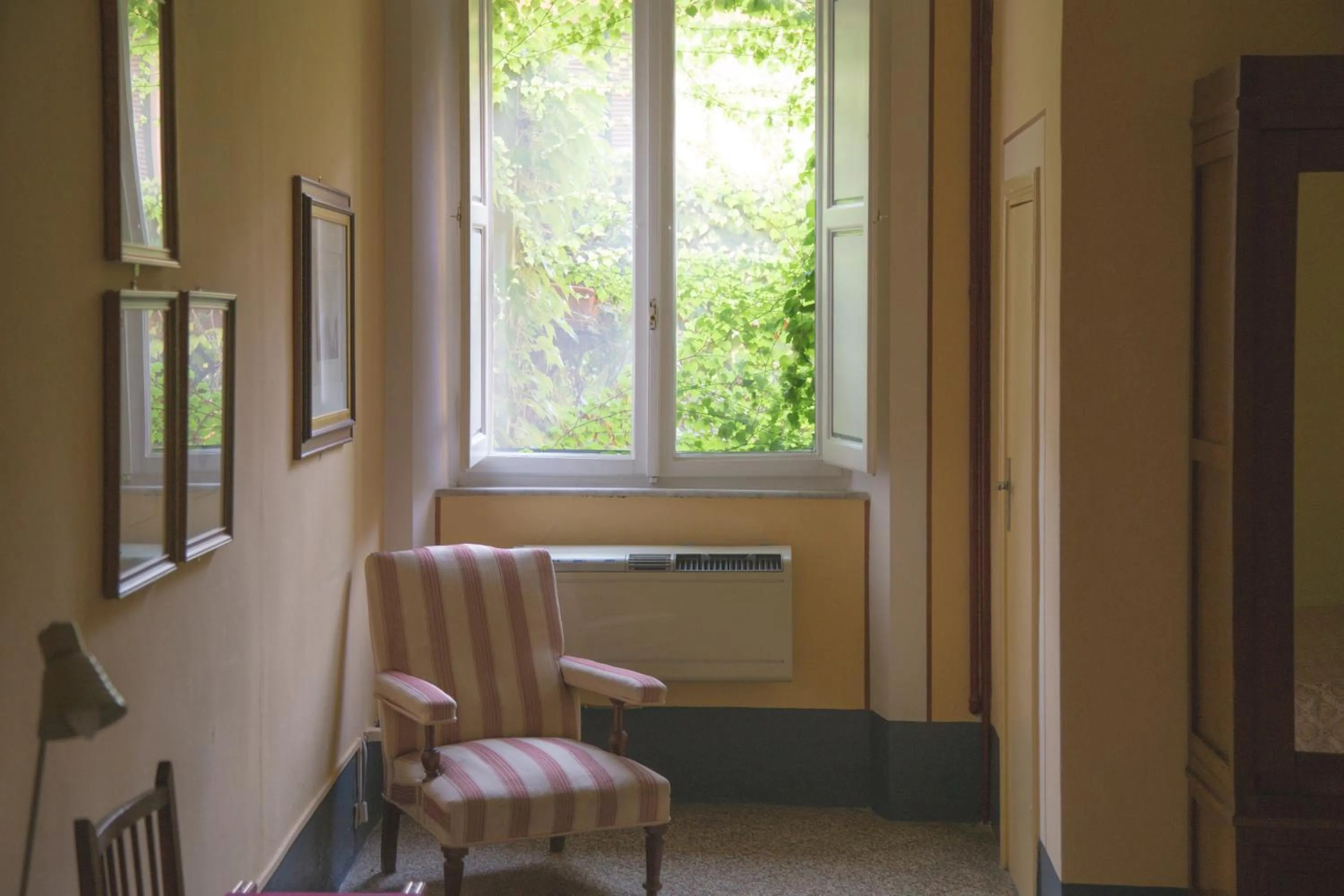 Living room in Royal Victoria Hotel