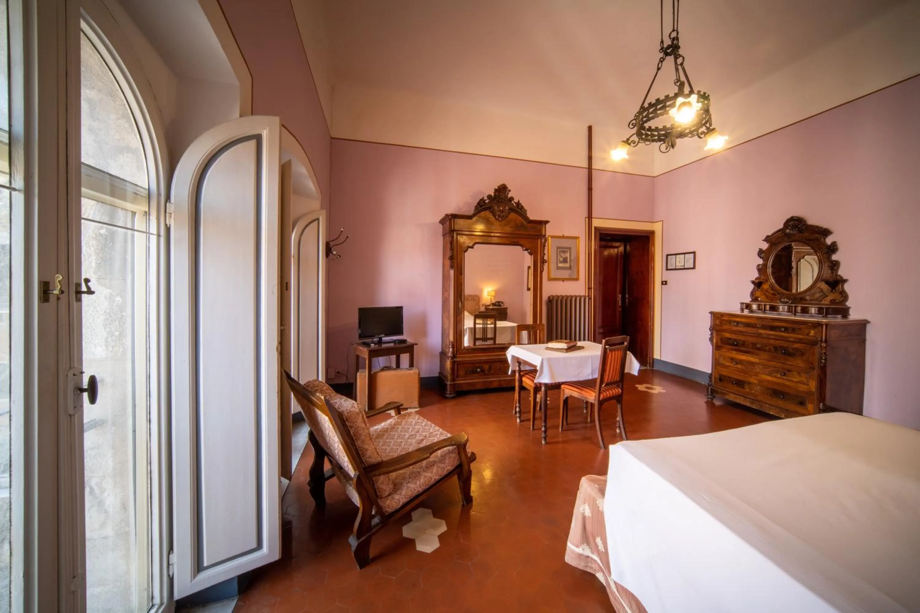 Bedroom, Bed in Royal Victoria Hotel