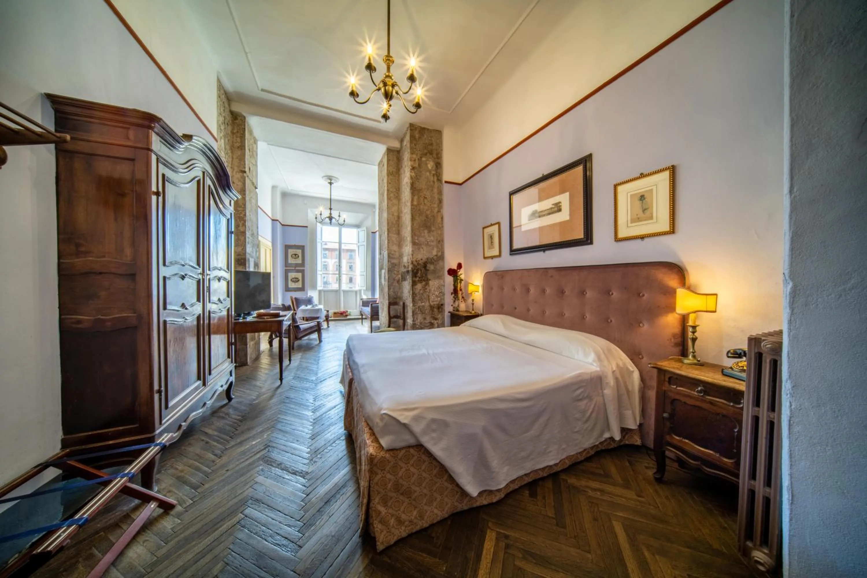 Bedroom, Bed in Royal Victoria Hotel