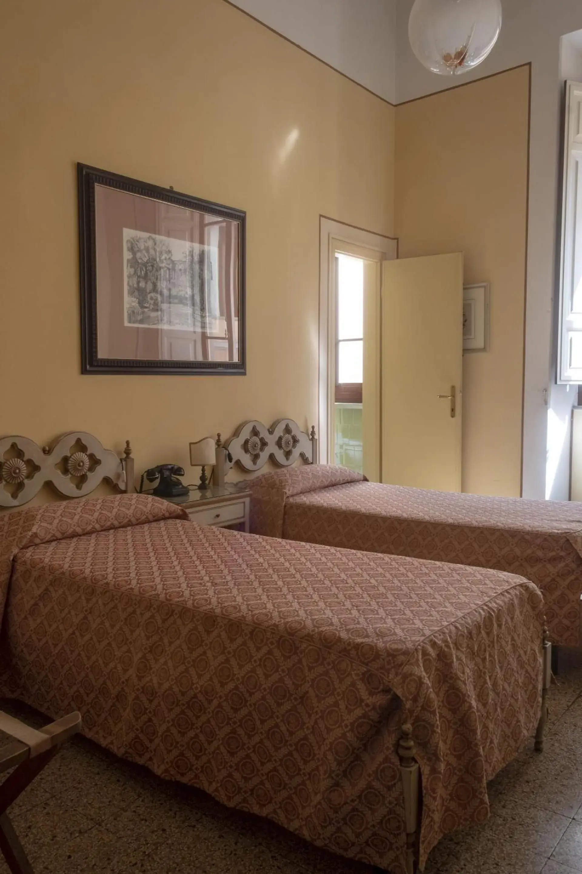 Large Double or Twin Room in Royal Victoria Hotel Large Double or Twin Room in Royal Victoria Hotel