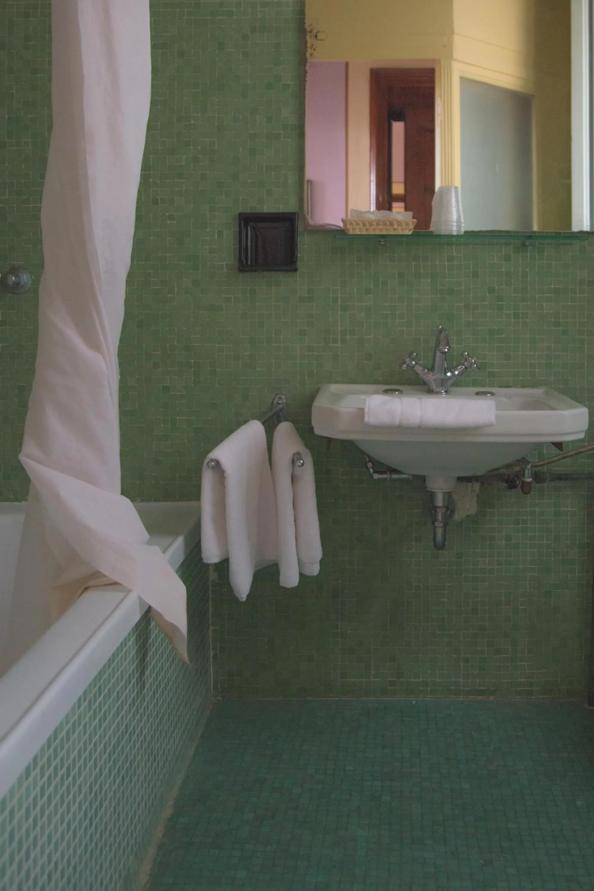 Bathroom in Royal Victoria Hotel