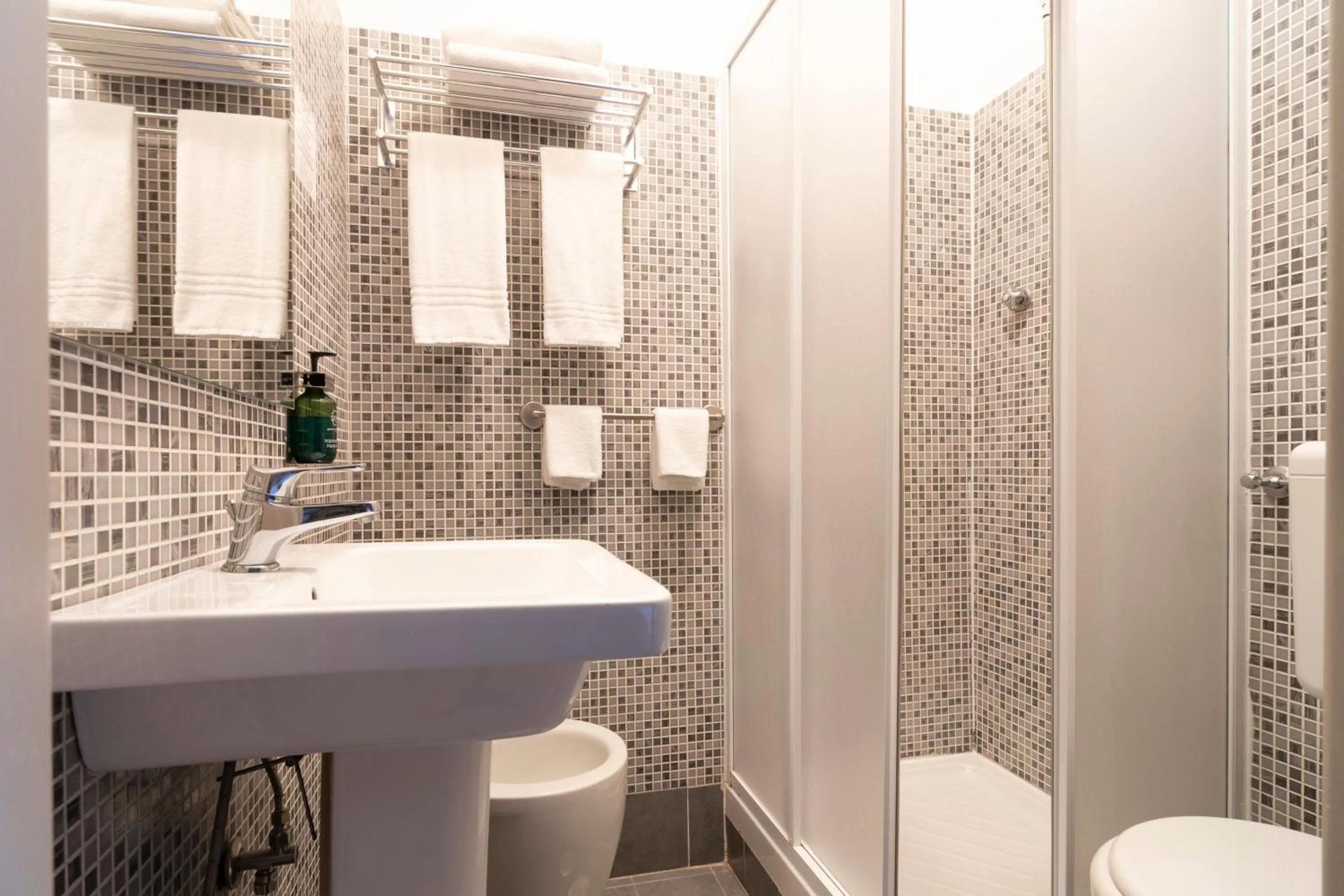 Shower in Hotel Astoria