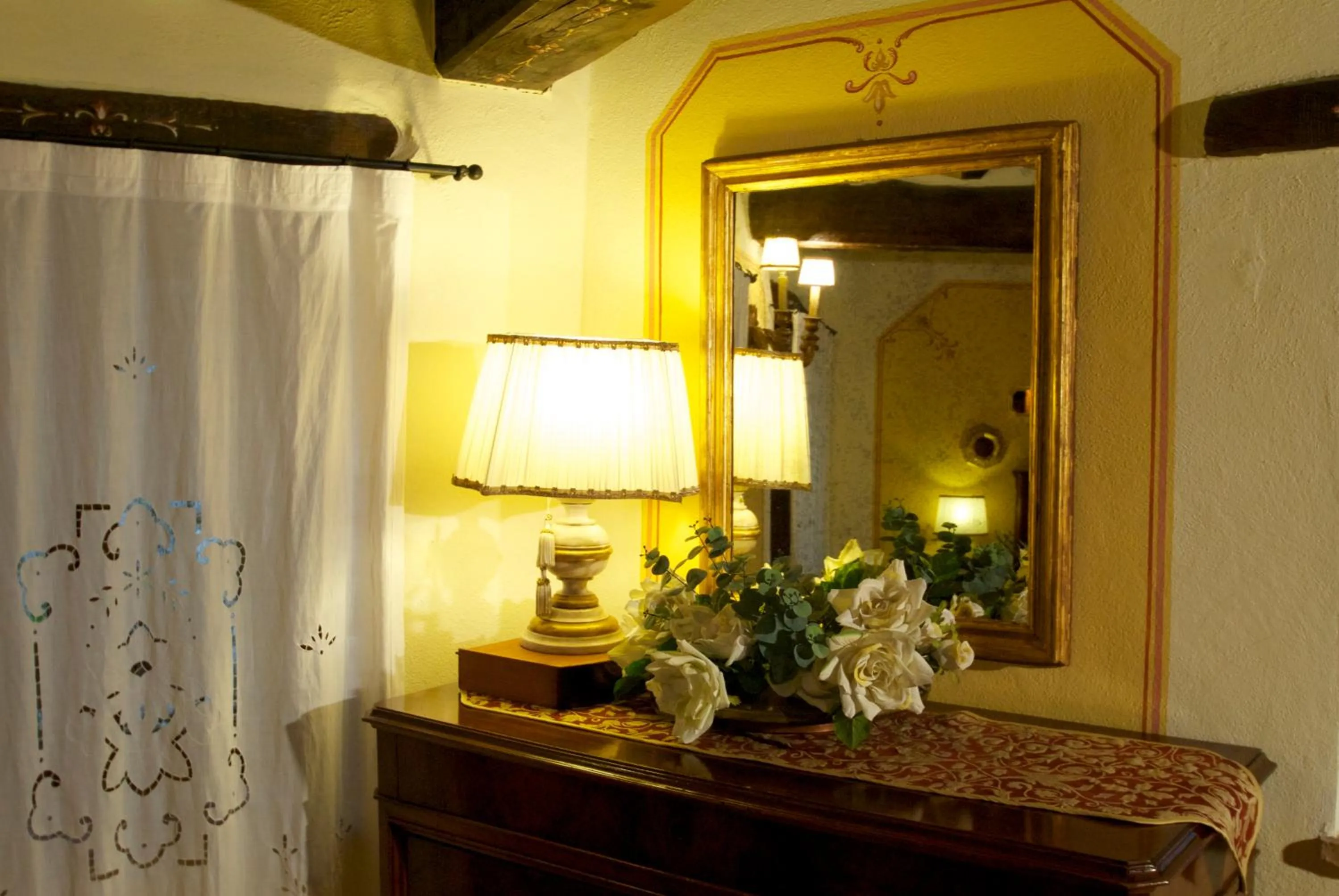 Decorative detail in Torre Sangiovanni Albergo e Ristorante da Rosary