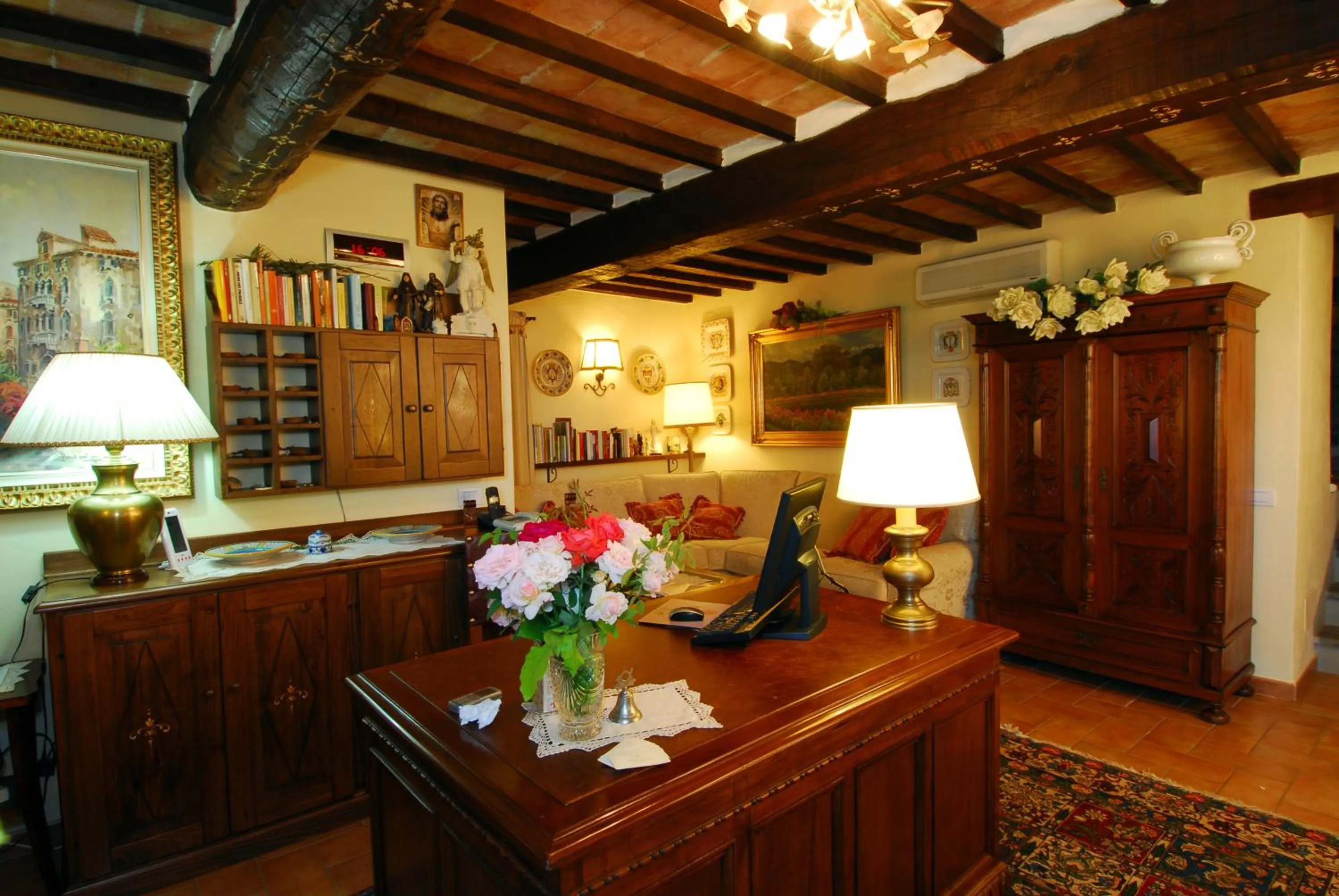 Lobby or reception in Torre Sangiovanni Albergo e Ristorante da Rosary