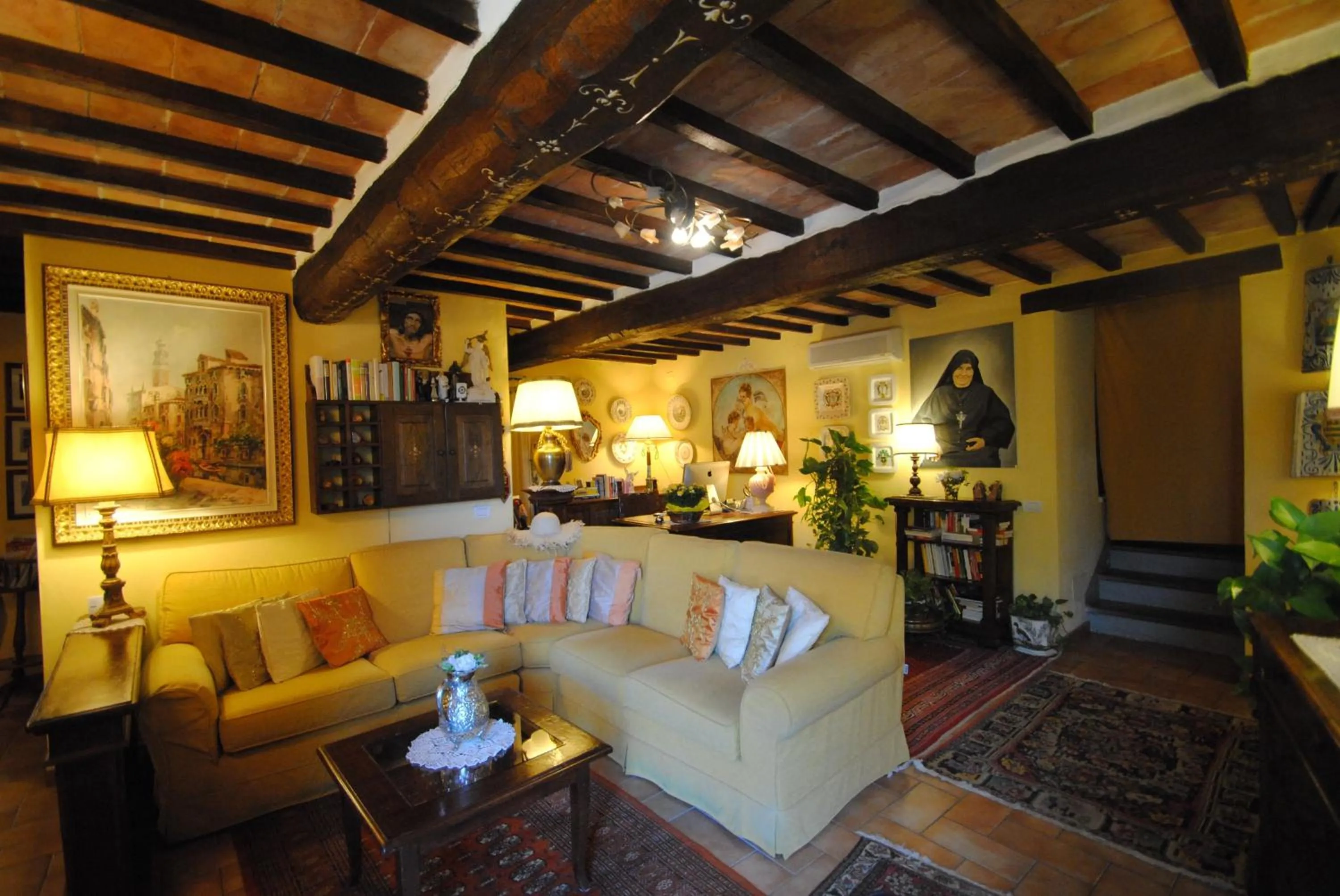 Lobby or reception in Torre Sangiovanni Albergo e Ristorante da Rosary