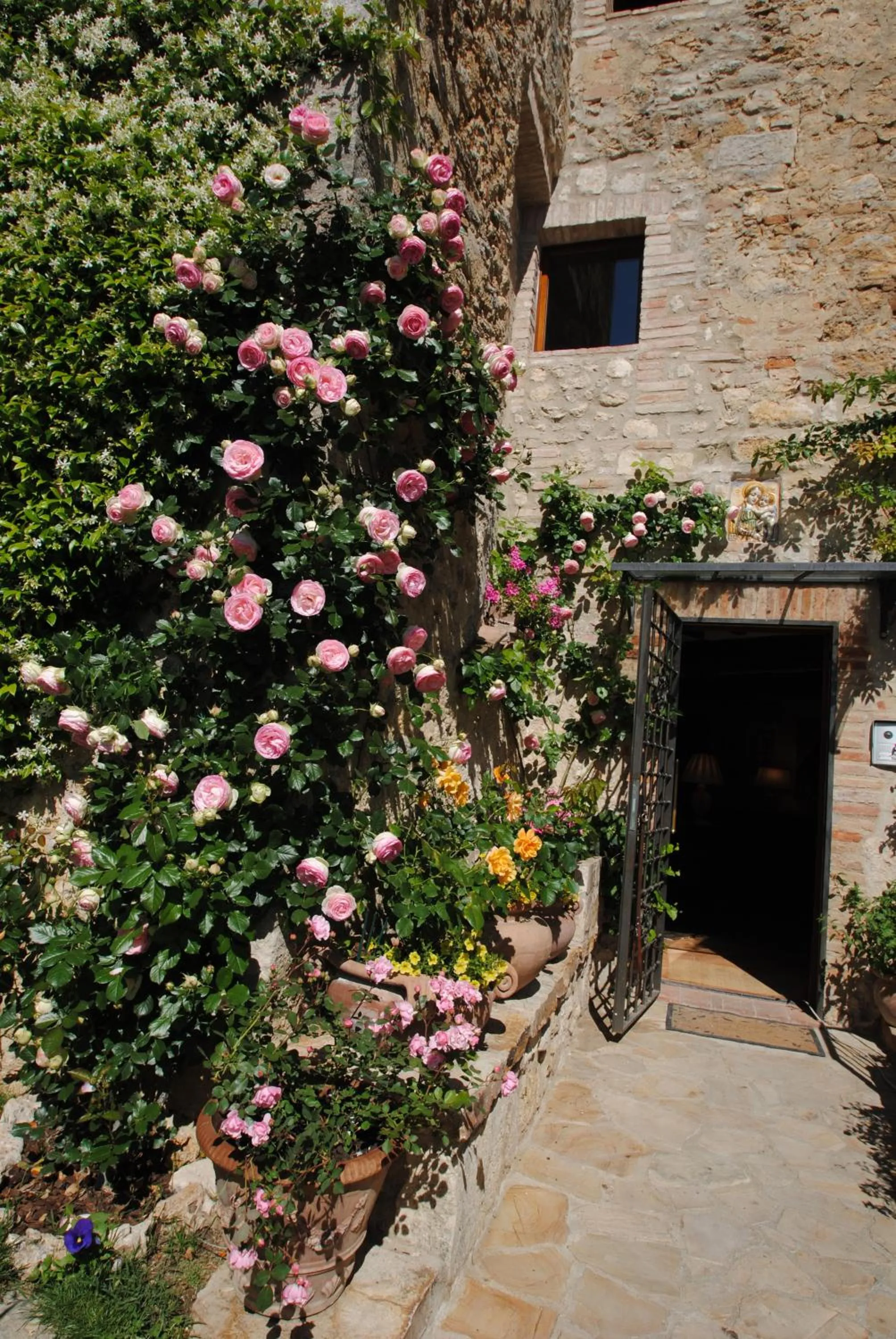 Facade/entrance in Torre Sangiovanni Albergo e Ristorante da Rosary