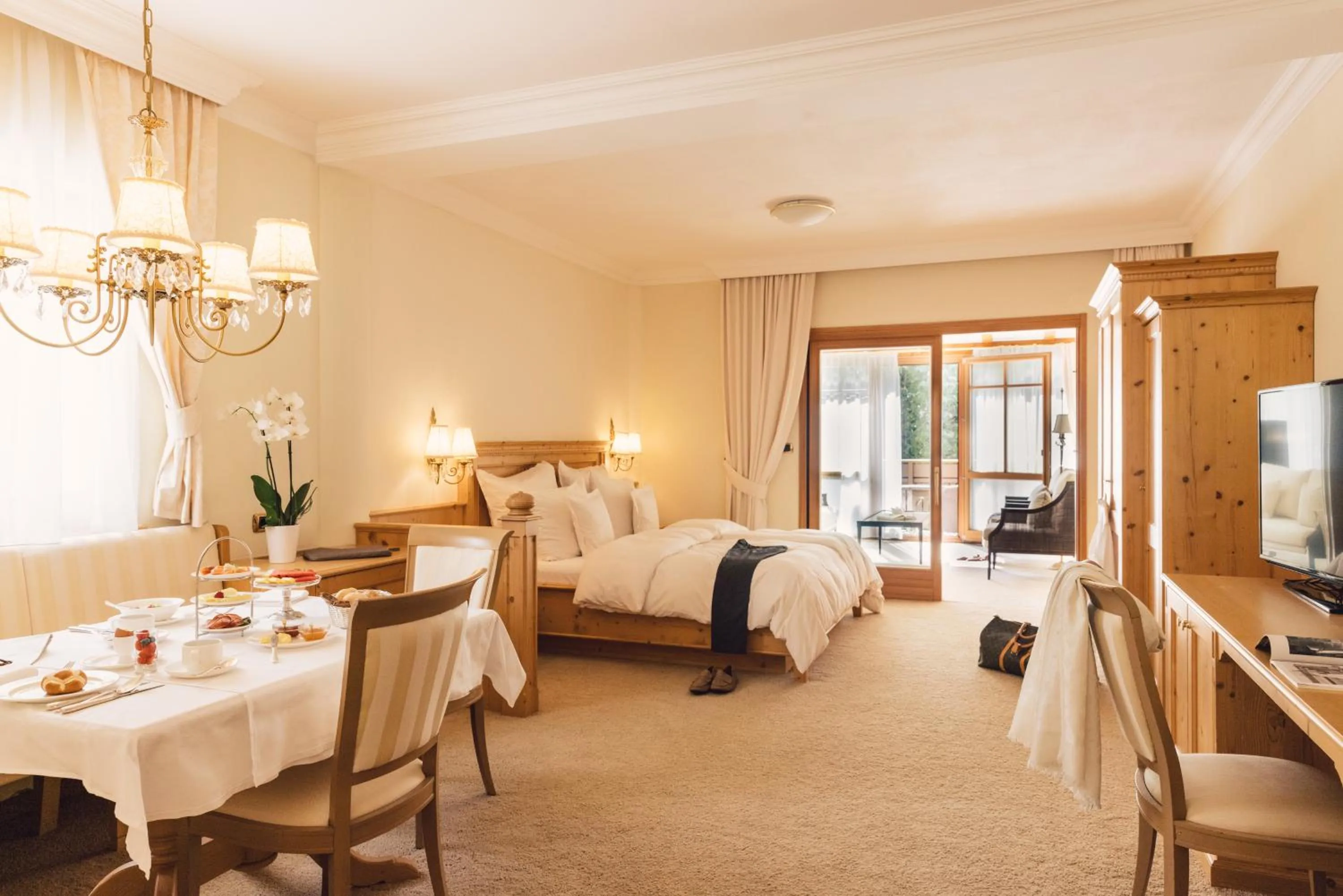 Bed in Alpenpalace Luxury Hideaway & Spa Retreat