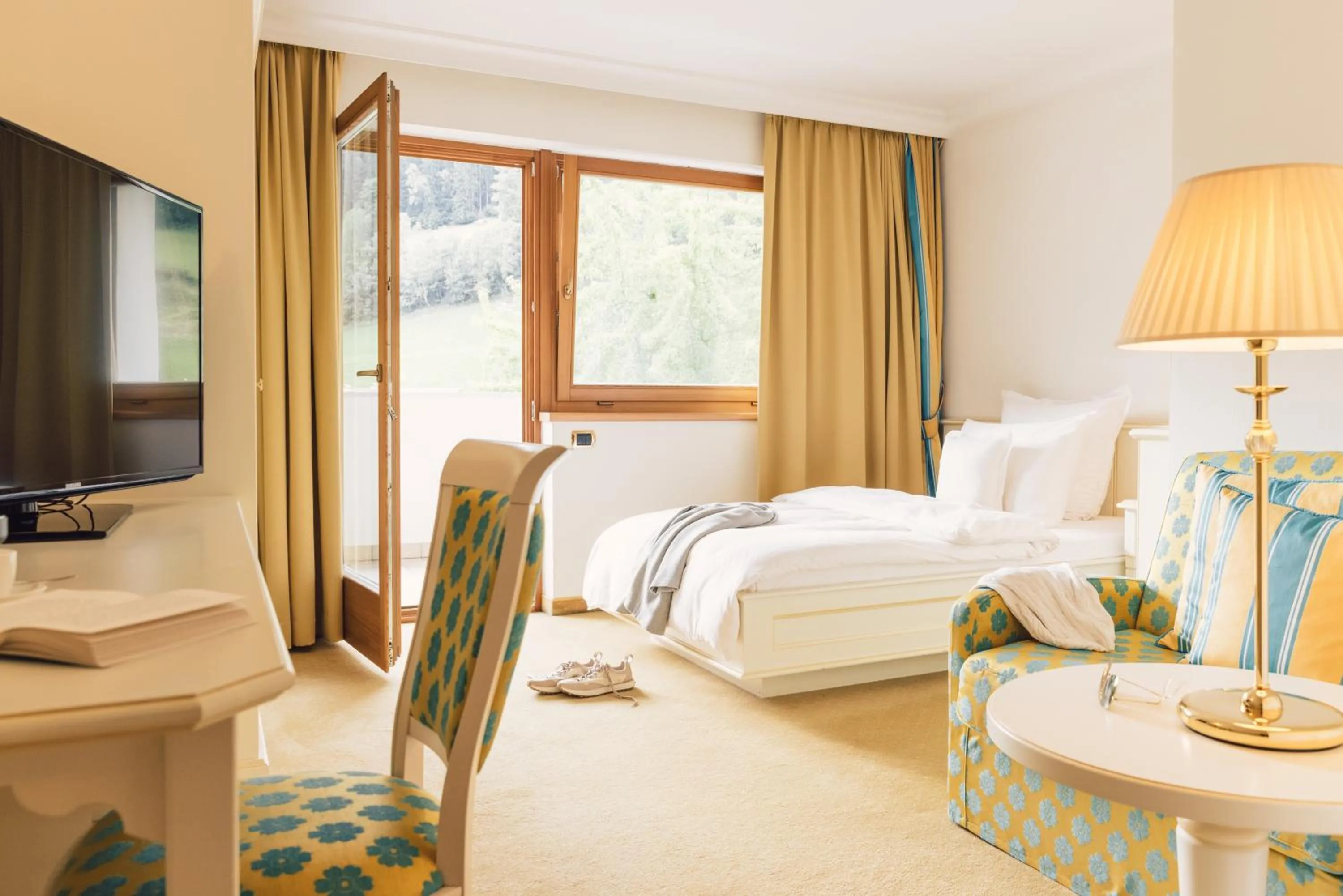 Photo of the whole room, Bed in Alpenpalace Luxury Hideaway & Spa Retreat