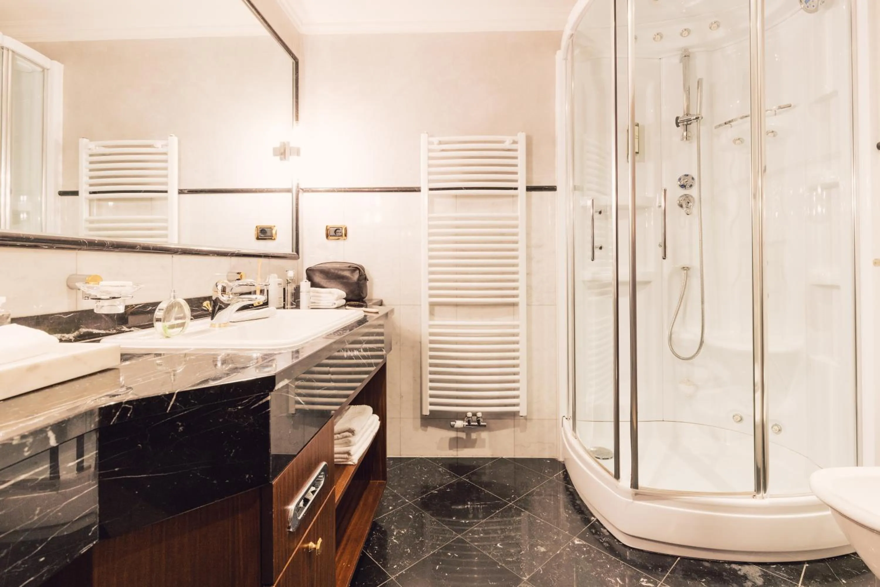 Shower in Alpenpalace Luxury Hideaway & Spa Retreat