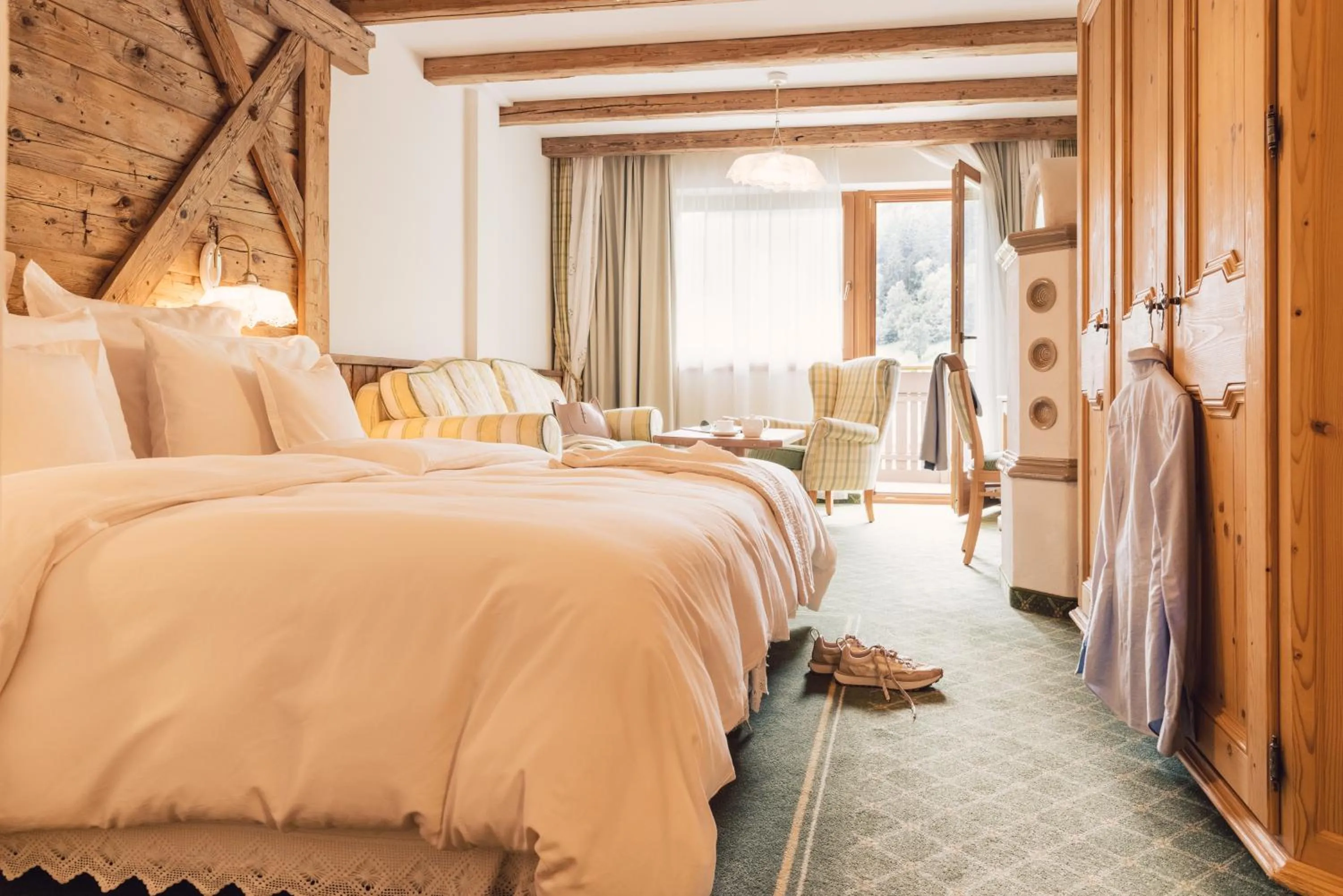 Bed in Alpenpalace Luxury Hideaway & Spa Retreat