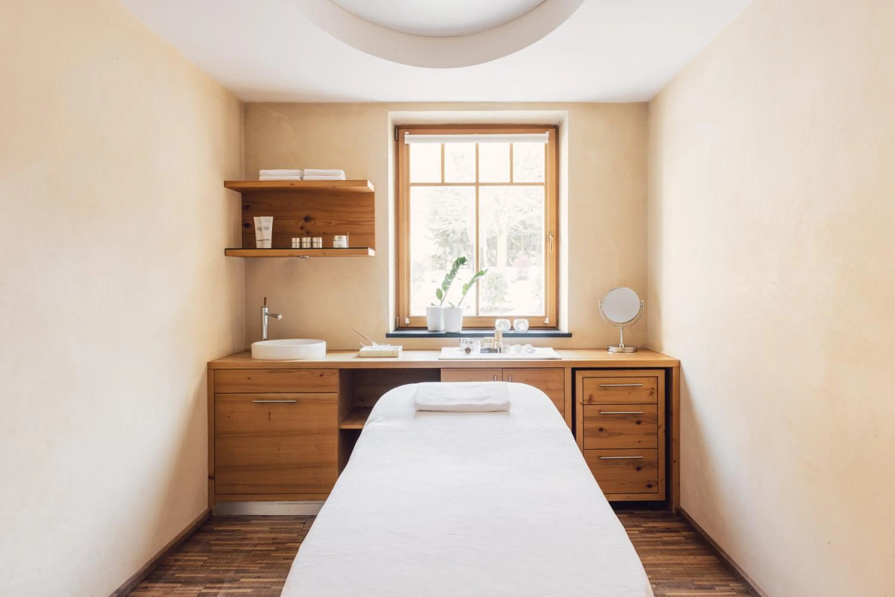 Massage, Bed in Alpenpalace Luxury Hideaway & Spa Retreat