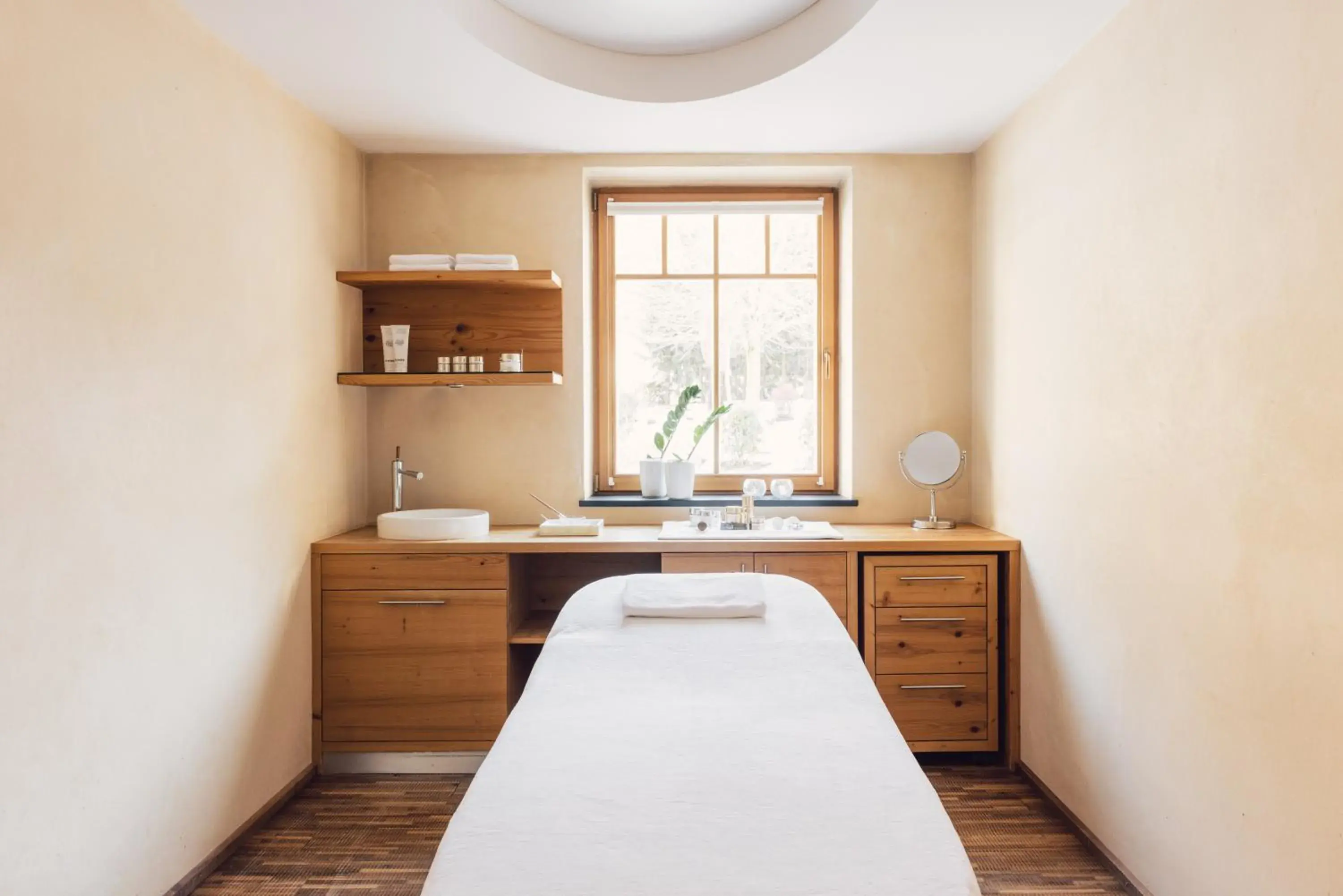 Massage, Bed in Alpenpalace Luxury Hideaway & Spa Retreat Massage, Bed in Alpenpalace Luxury Hideaway & Spa Retreat