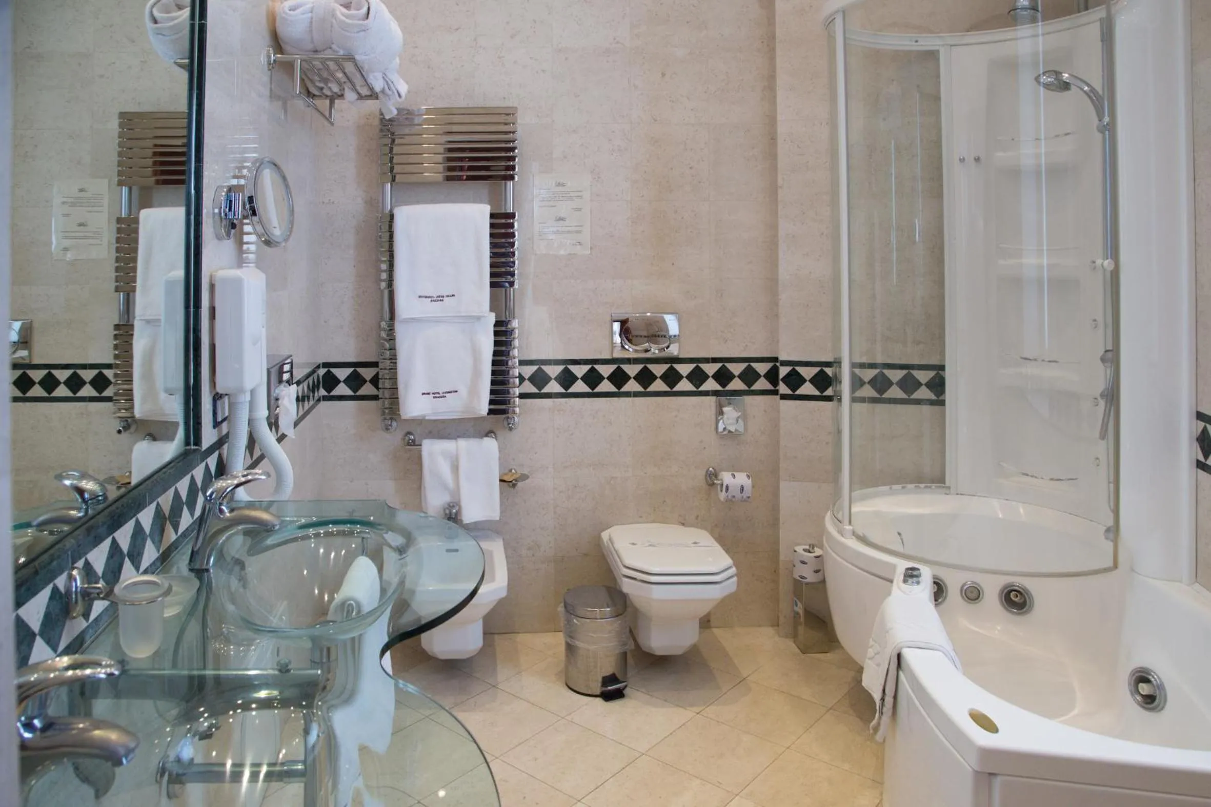 Toilet in Livingston Hotel