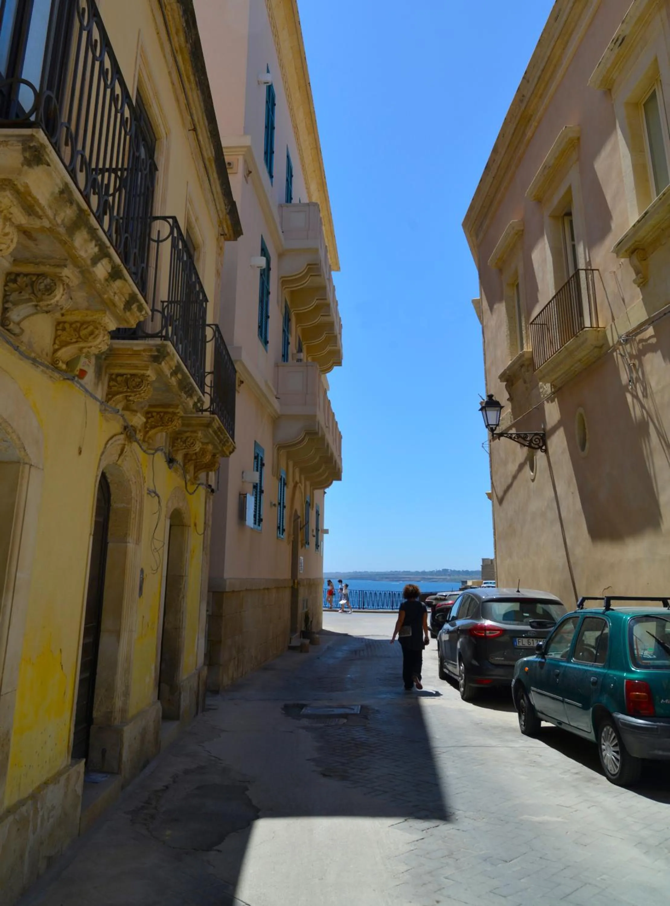 Facade/entrance in Livingston Hotel