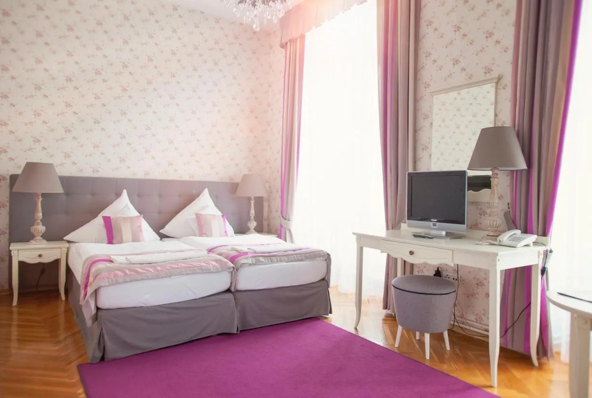 Communal lounge/ TV room, Bed in Pałac Brunów - Wellness & SPA