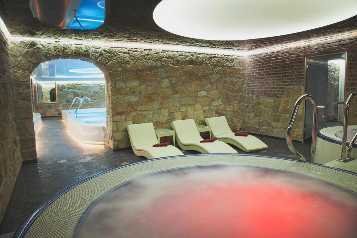 Hot Spring Bath in Pałac Brunów - Wellness & SPA