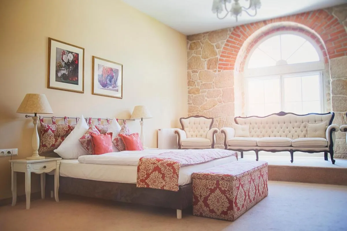 Living room, Bed in Pałac Brunów - Wellness & SPA