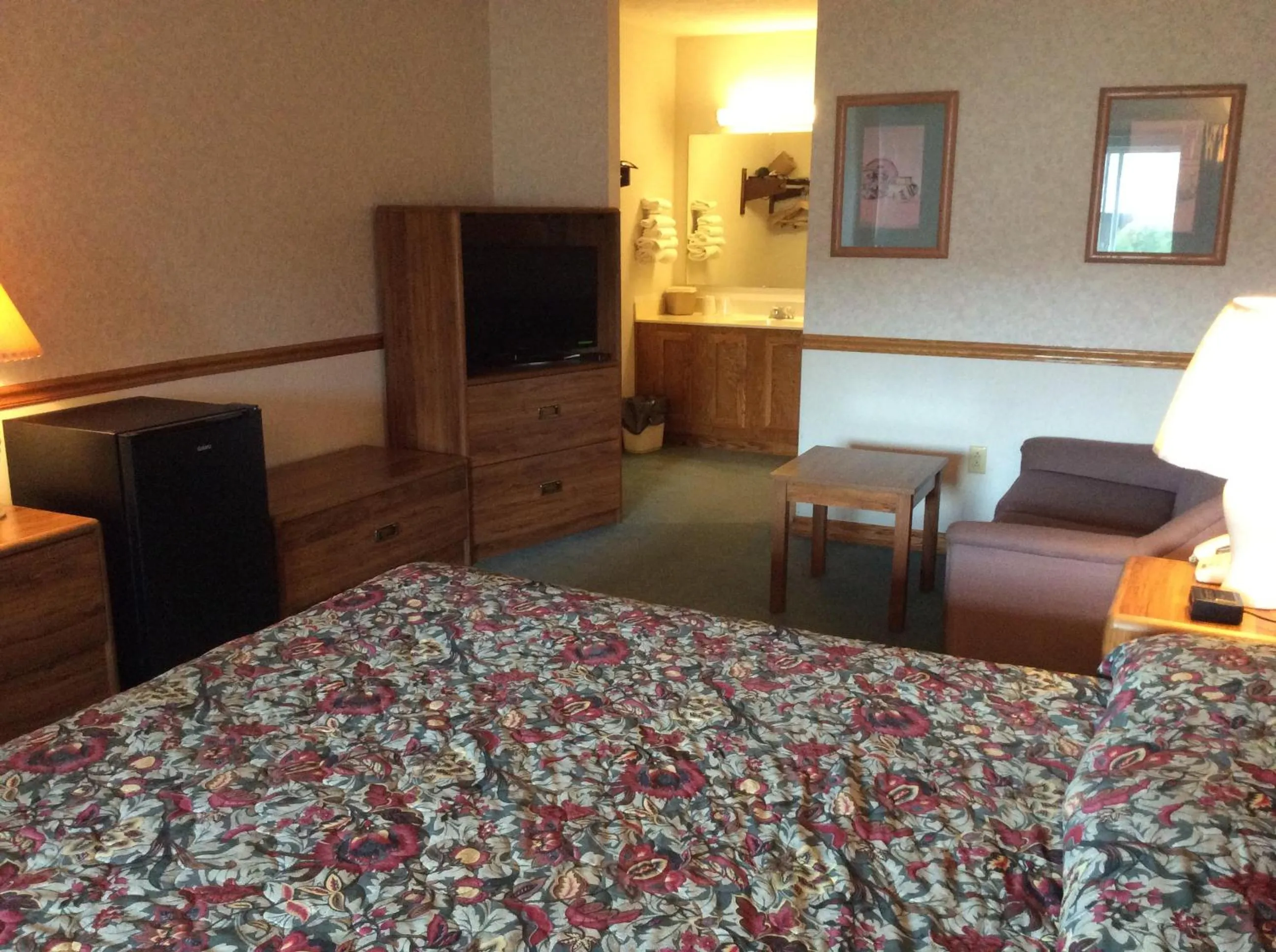 Photo of the whole room, Bed in The Royal Inn