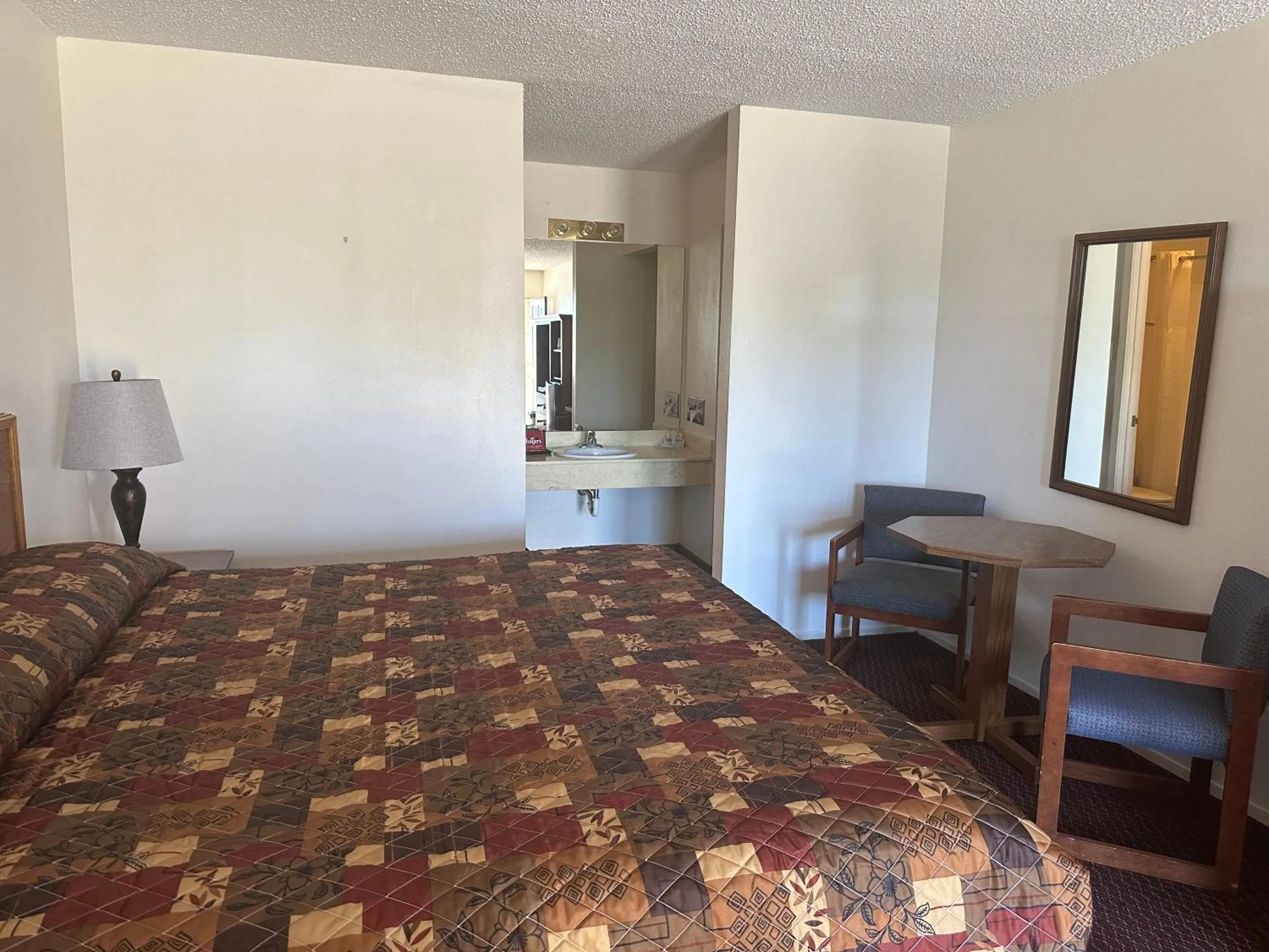 Bed in Windcrest Inn and Suites