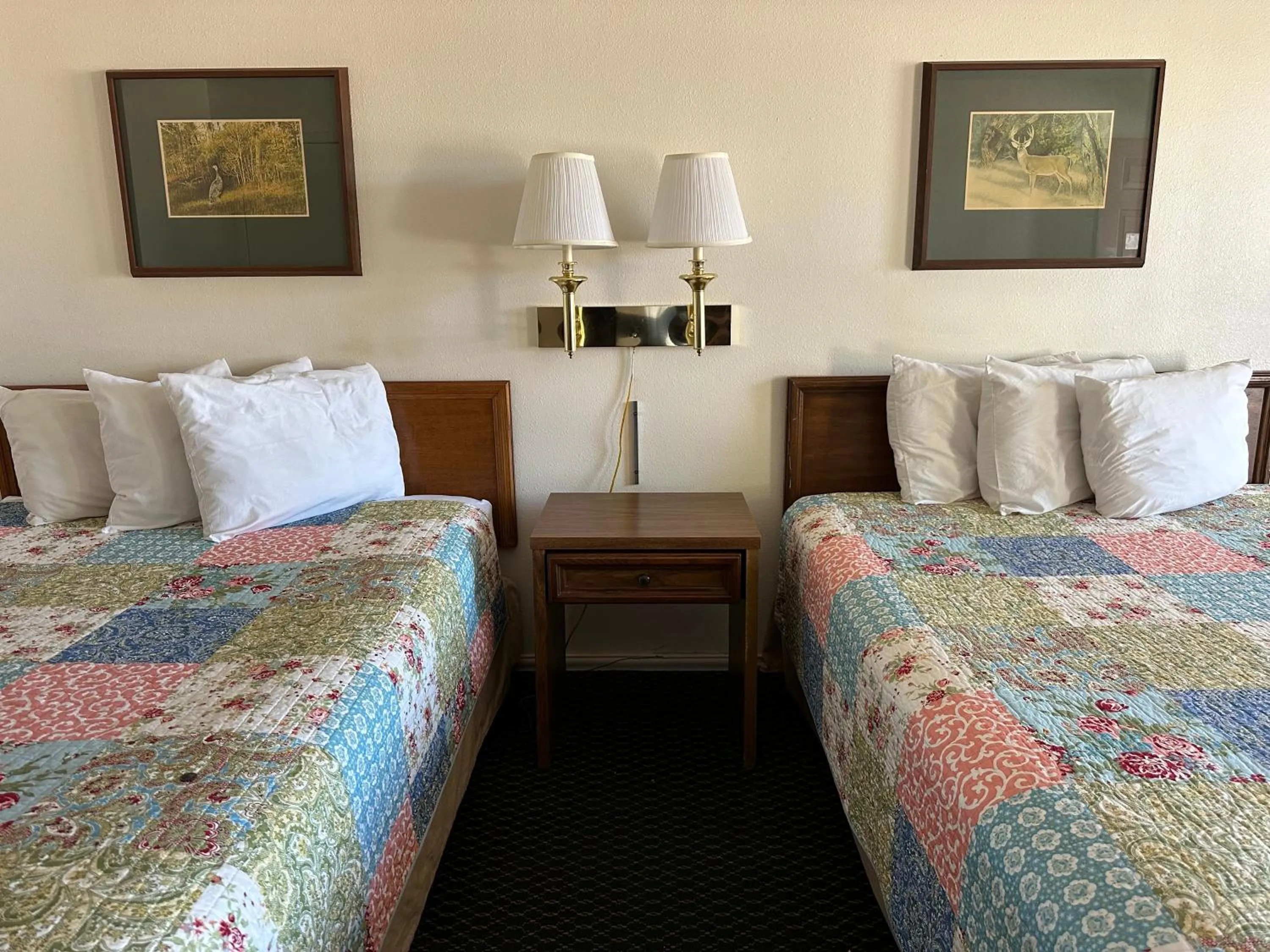 Bed in Windcrest Inn and Suites