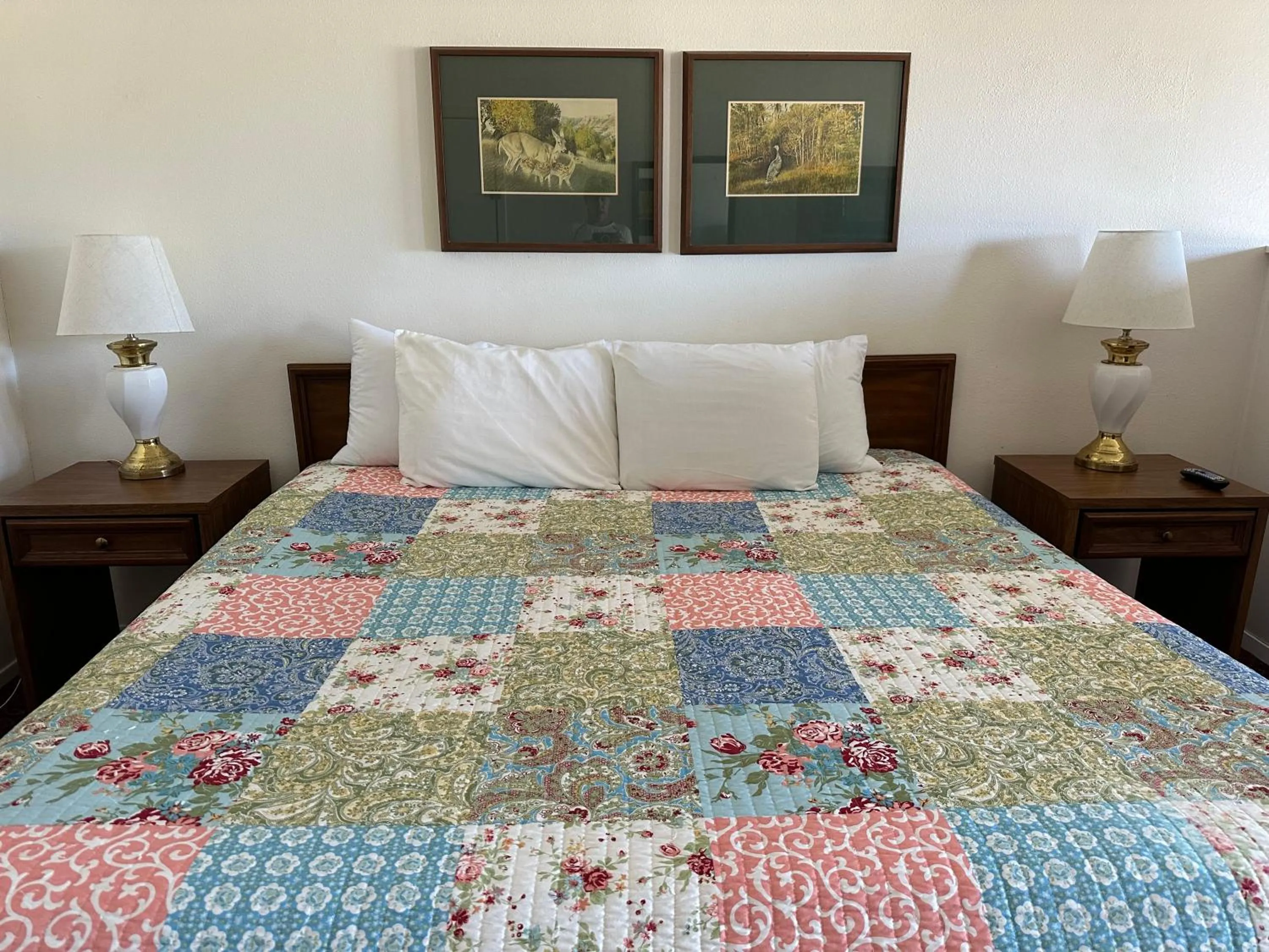 Bed in Windcrest Inn and Suites