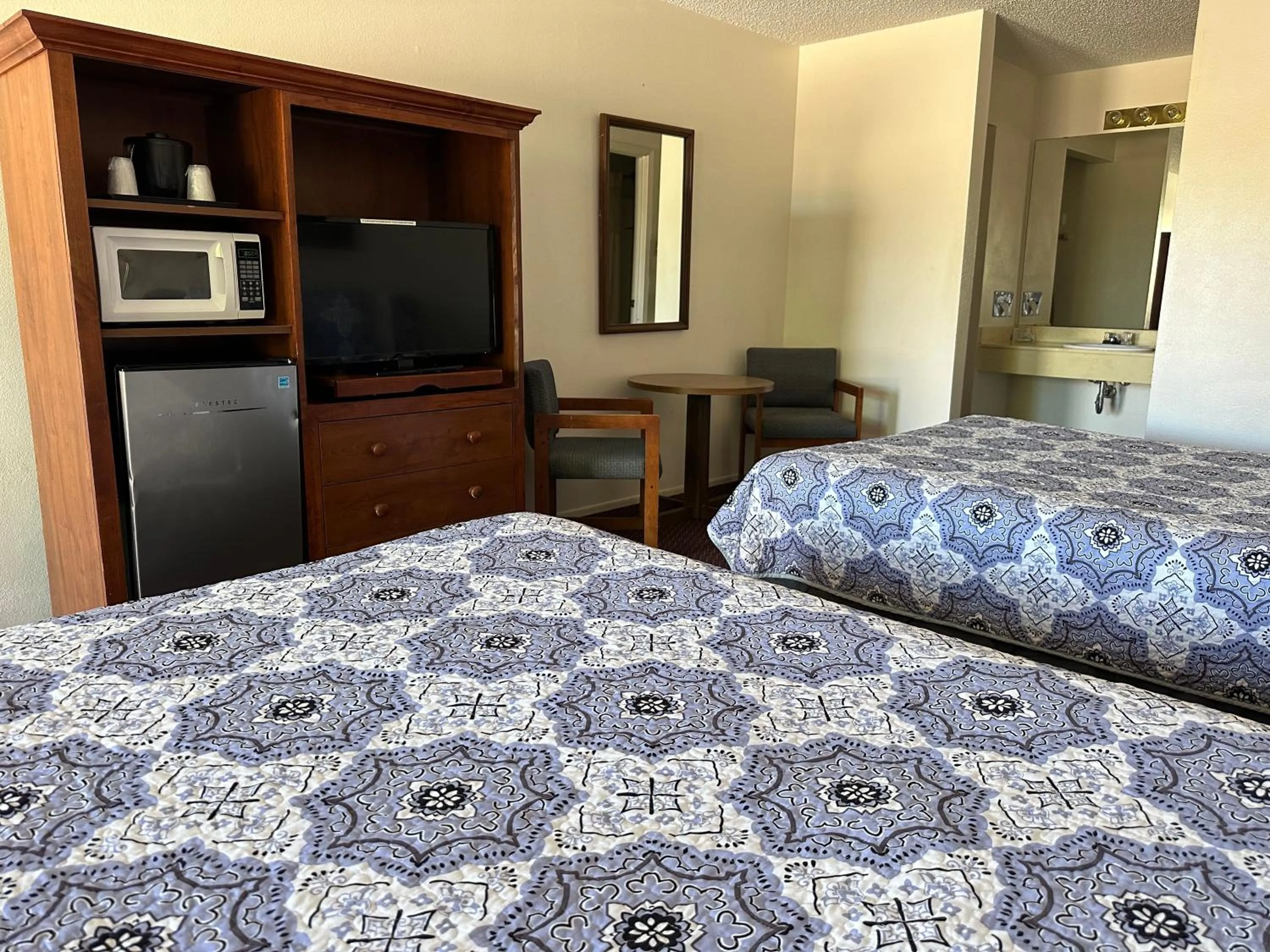 Bed in Windcrest Inn and Suites