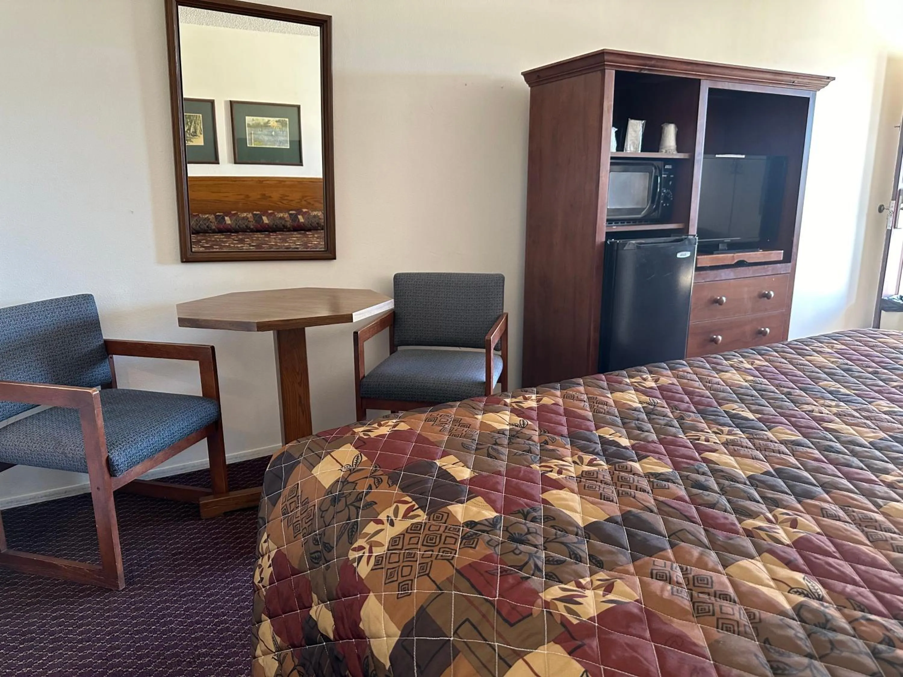 Bed in Windcrest Inn and Suites