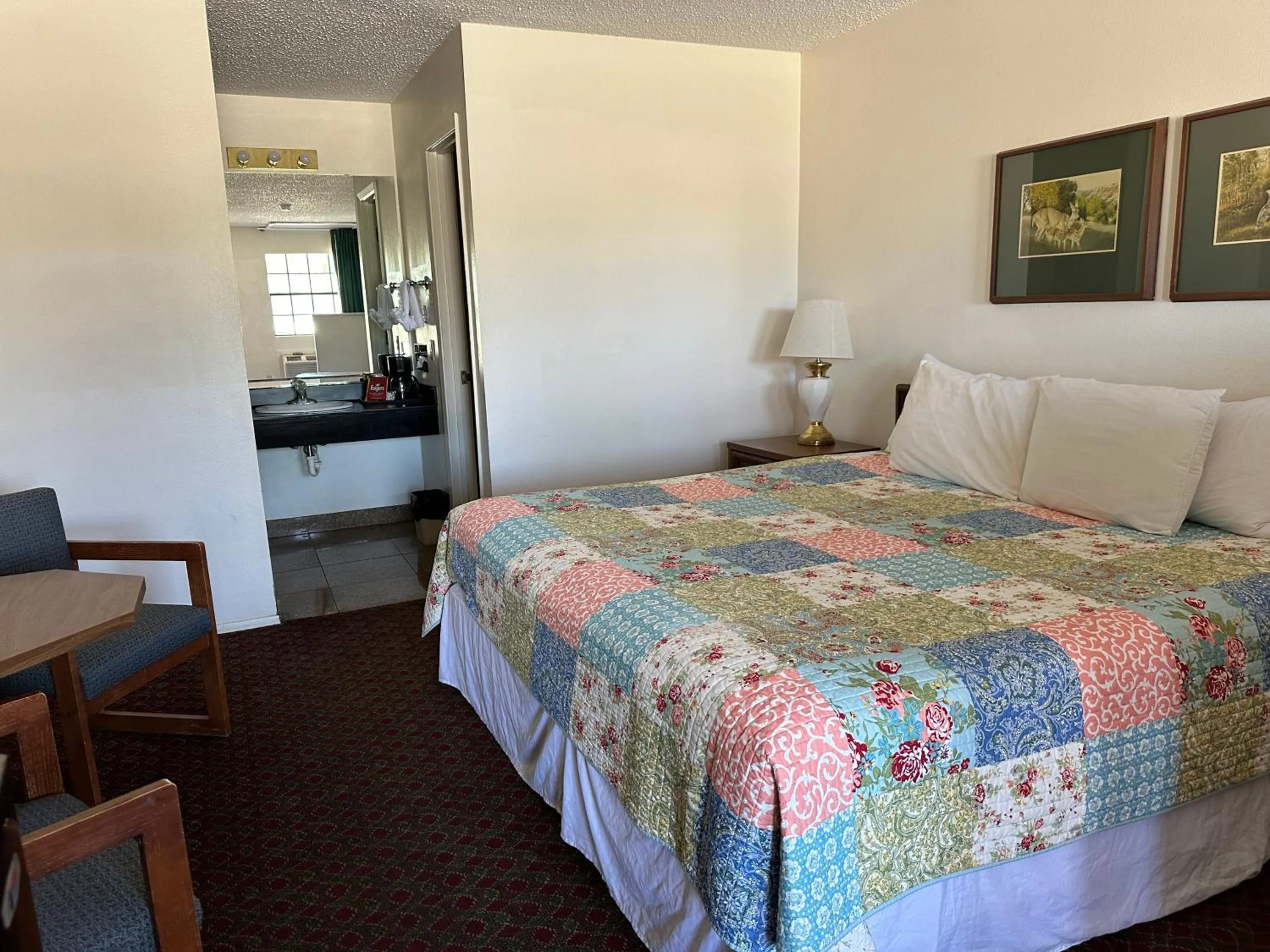 Bed in Windcrest Inn and Suites