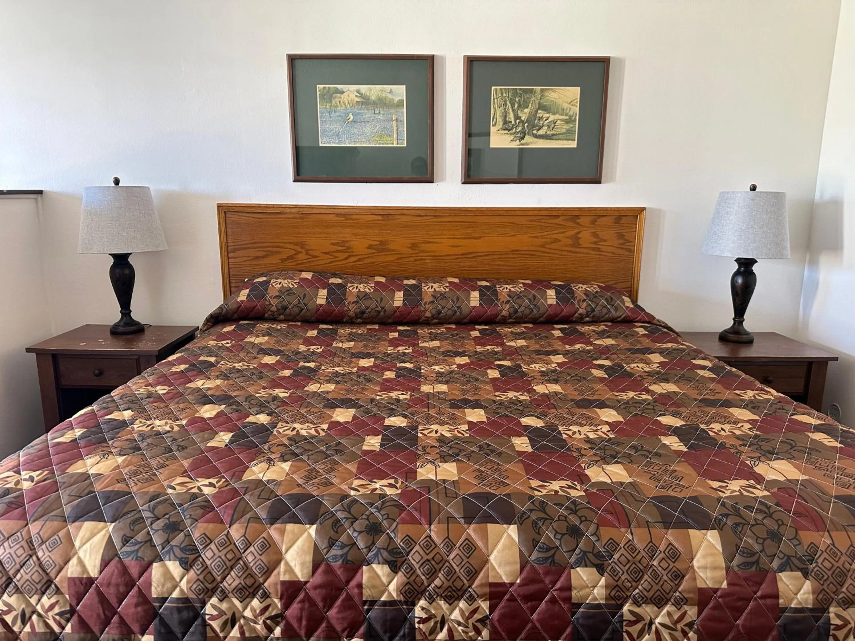 Bed in Windcrest Inn and Suites