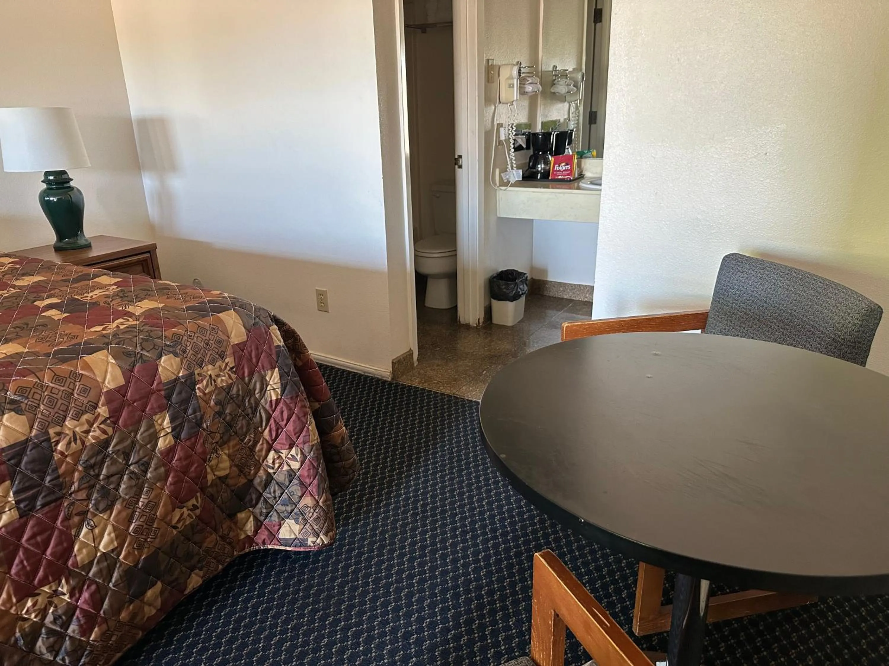 Bed in Windcrest Inn and Suites