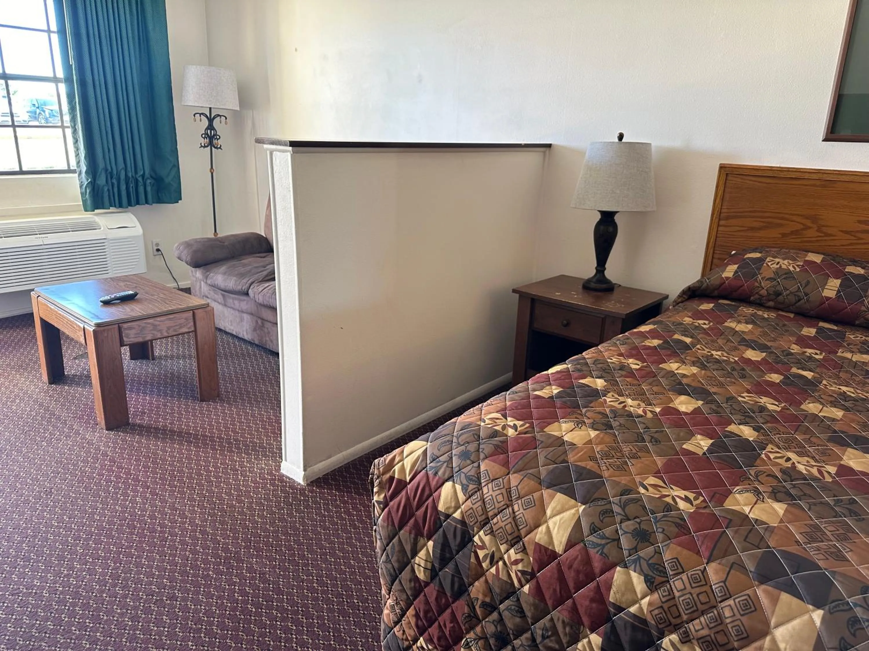 Bed in Windcrest Inn and Suites