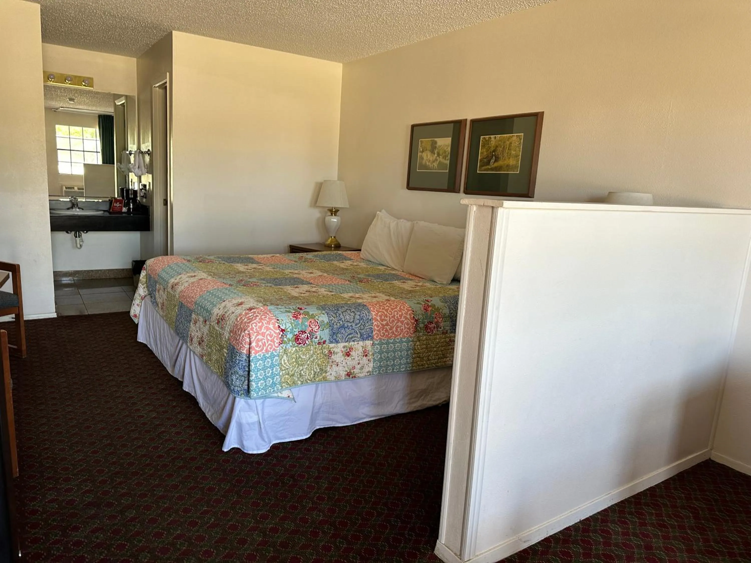 Bed in Windcrest Inn and Suites