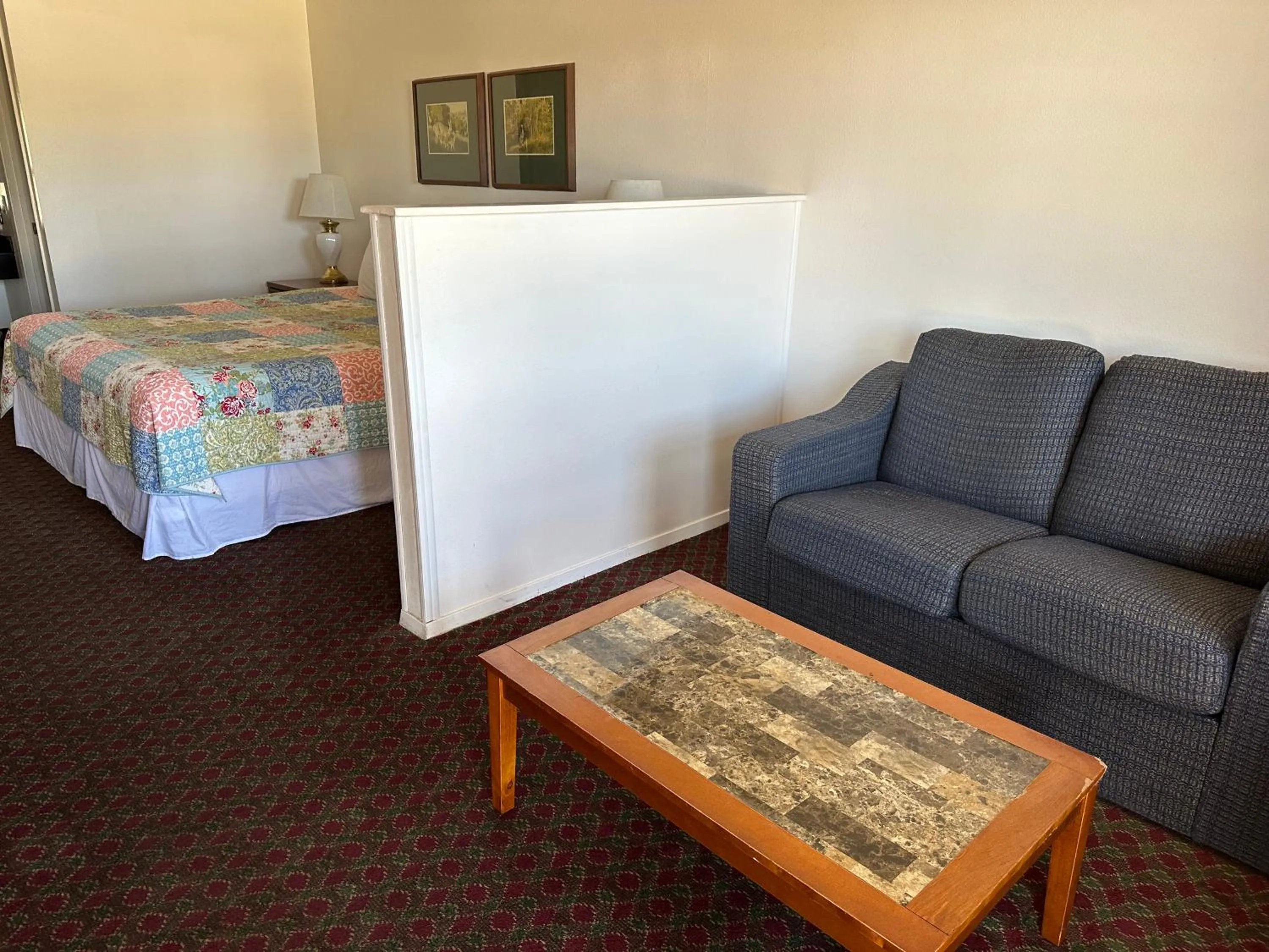 Bed in Windcrest Inn and Suites