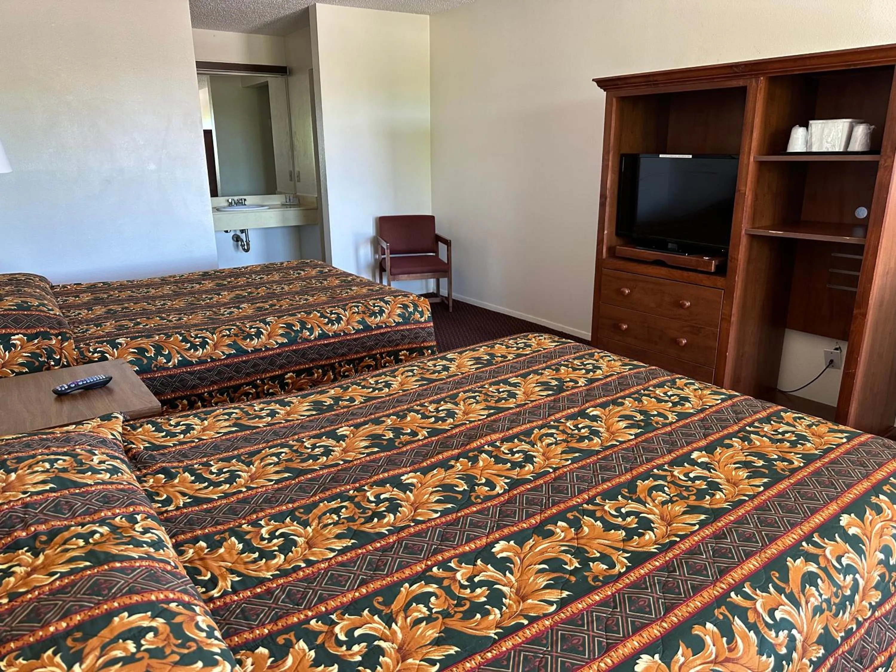 Bed in Windcrest Inn and Suites