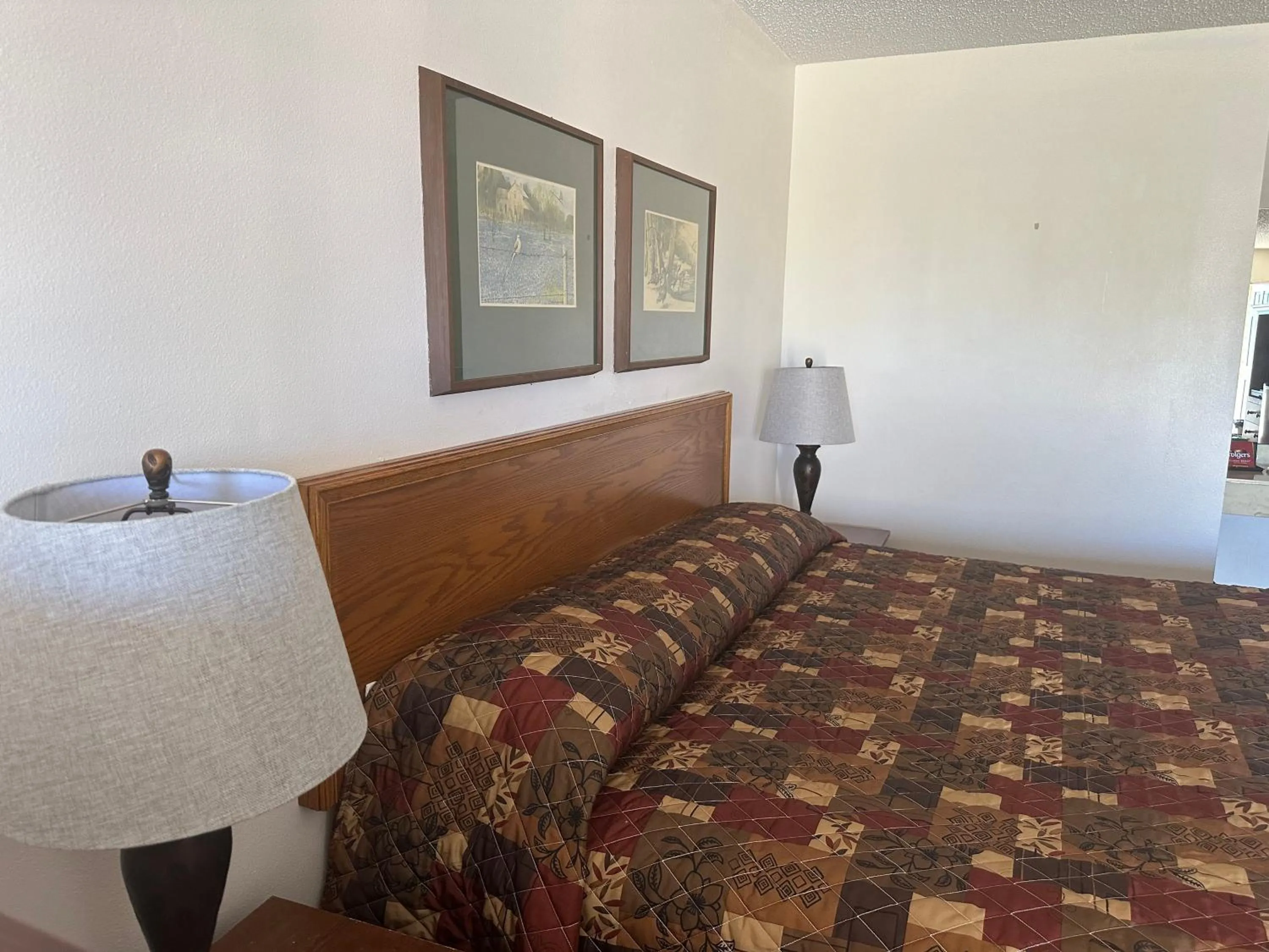 Bed in Windcrest Inn and Suites