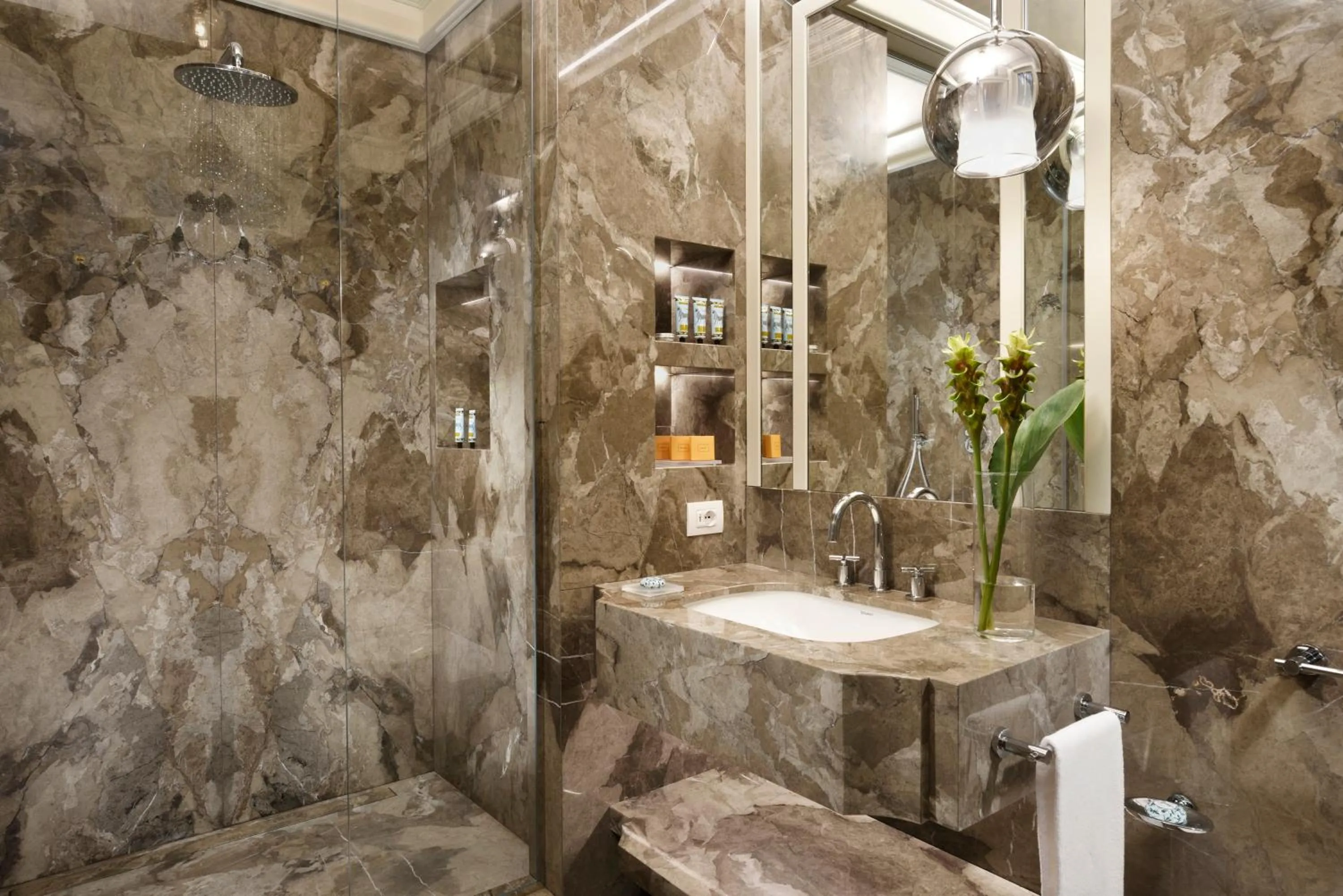 Bathroom in Villa Cortine Palace Relais Chateaux