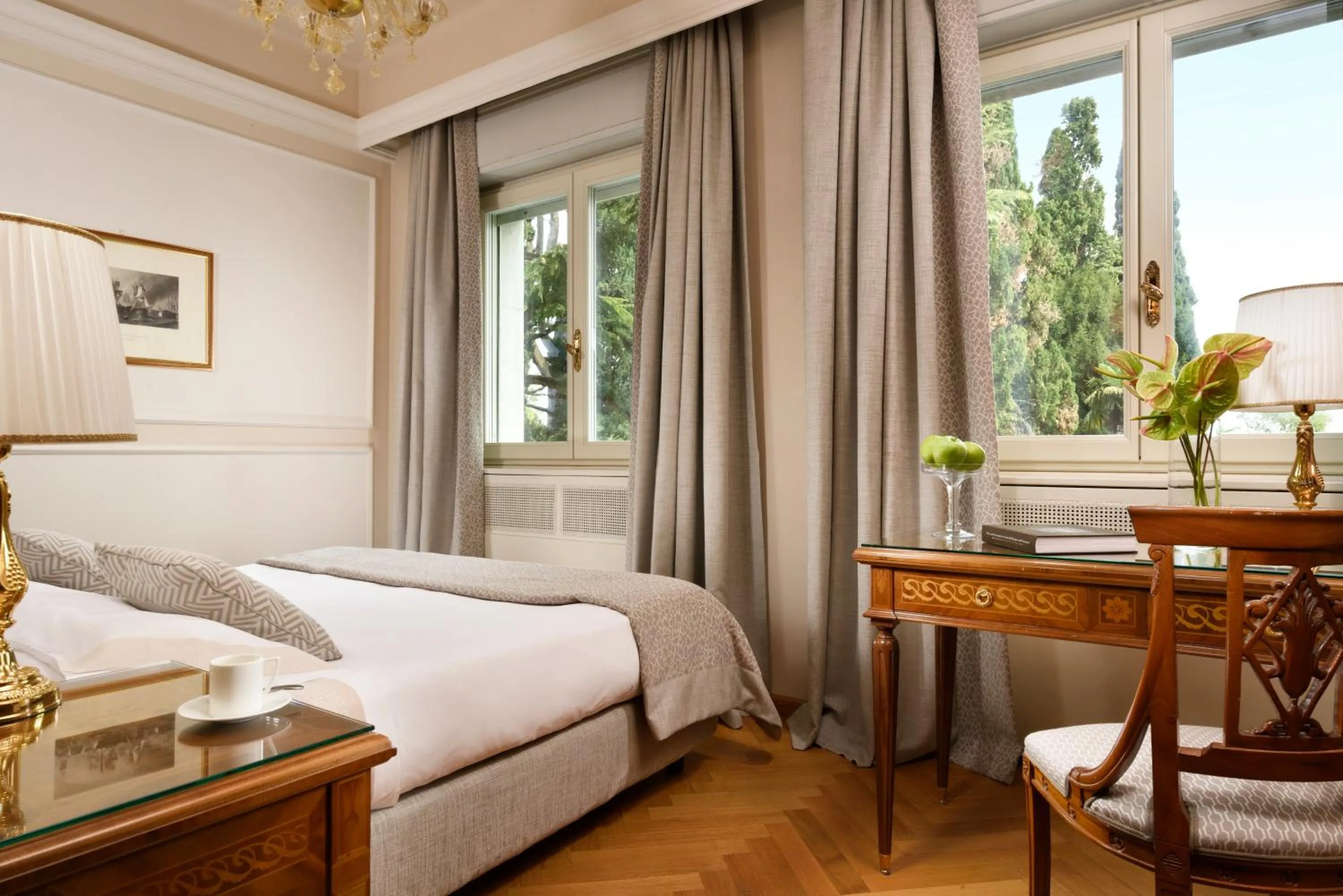 Photo of the whole room, Bed in Villa Cortine Palace Relais Chateaux