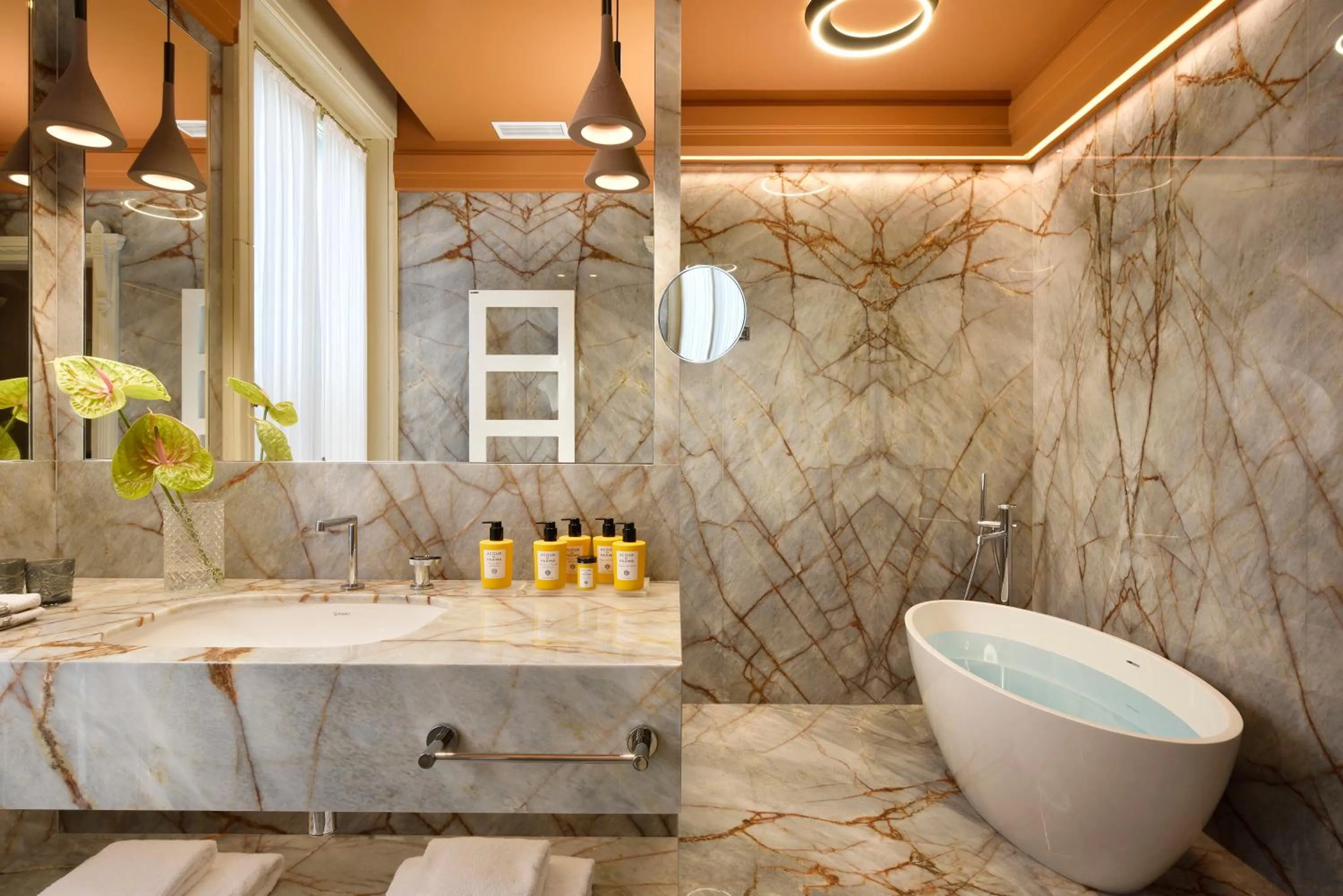 Bathroom in Villa Cortine Palace Relais Chateaux