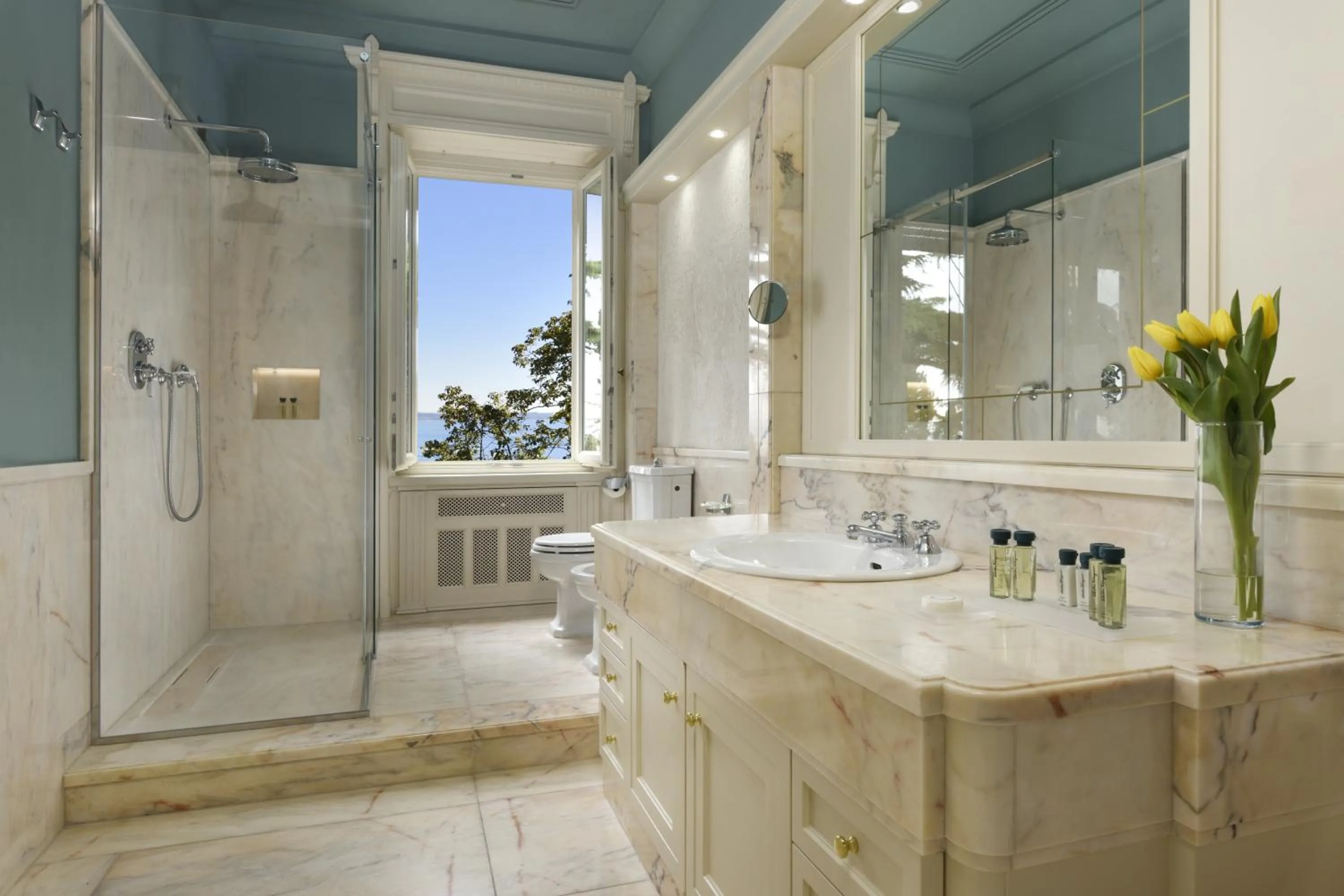 Shower in Villa Cortine Palace Relais Chateaux