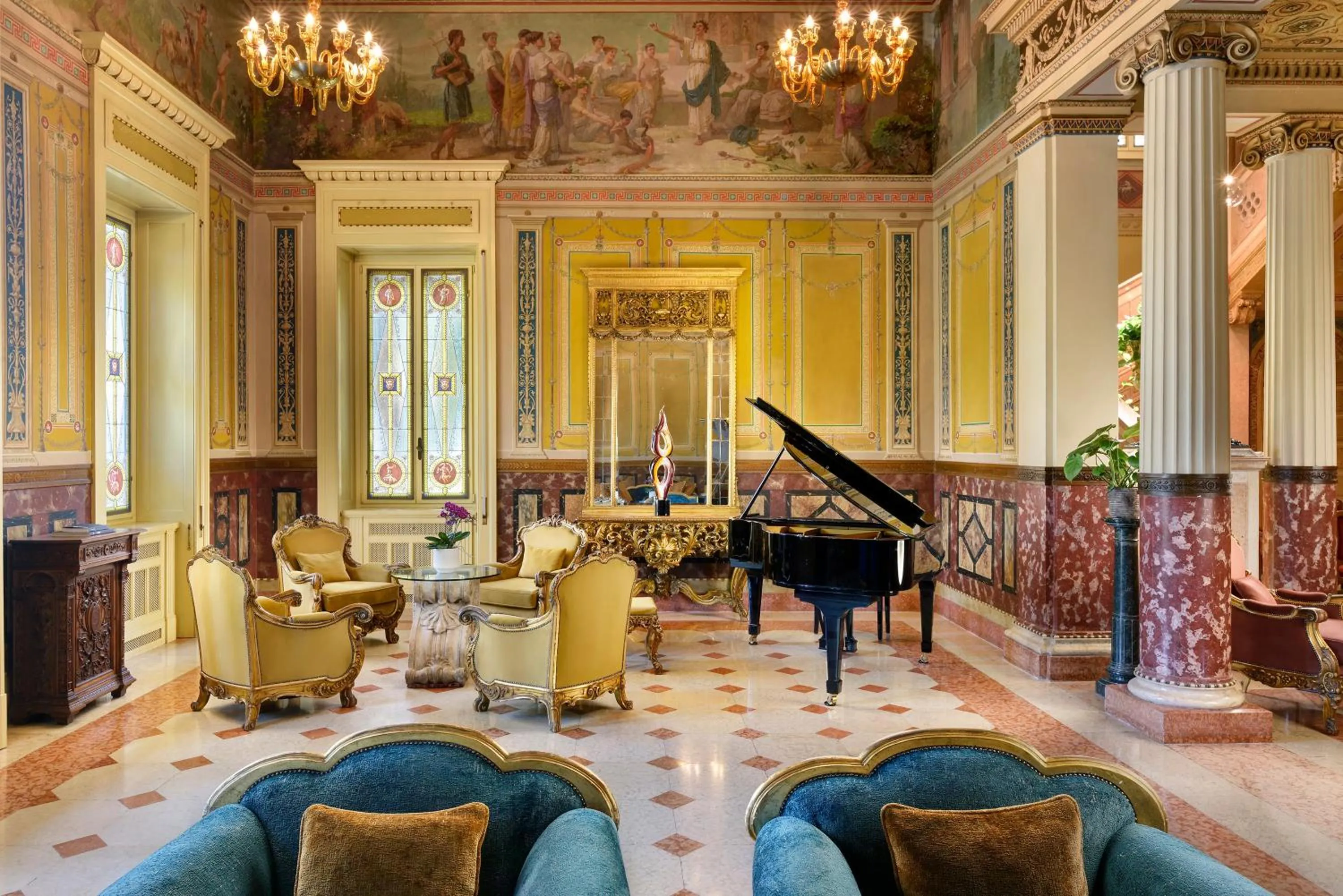 Lounge or bar in Villa Cortine Palace Relais Chateaux