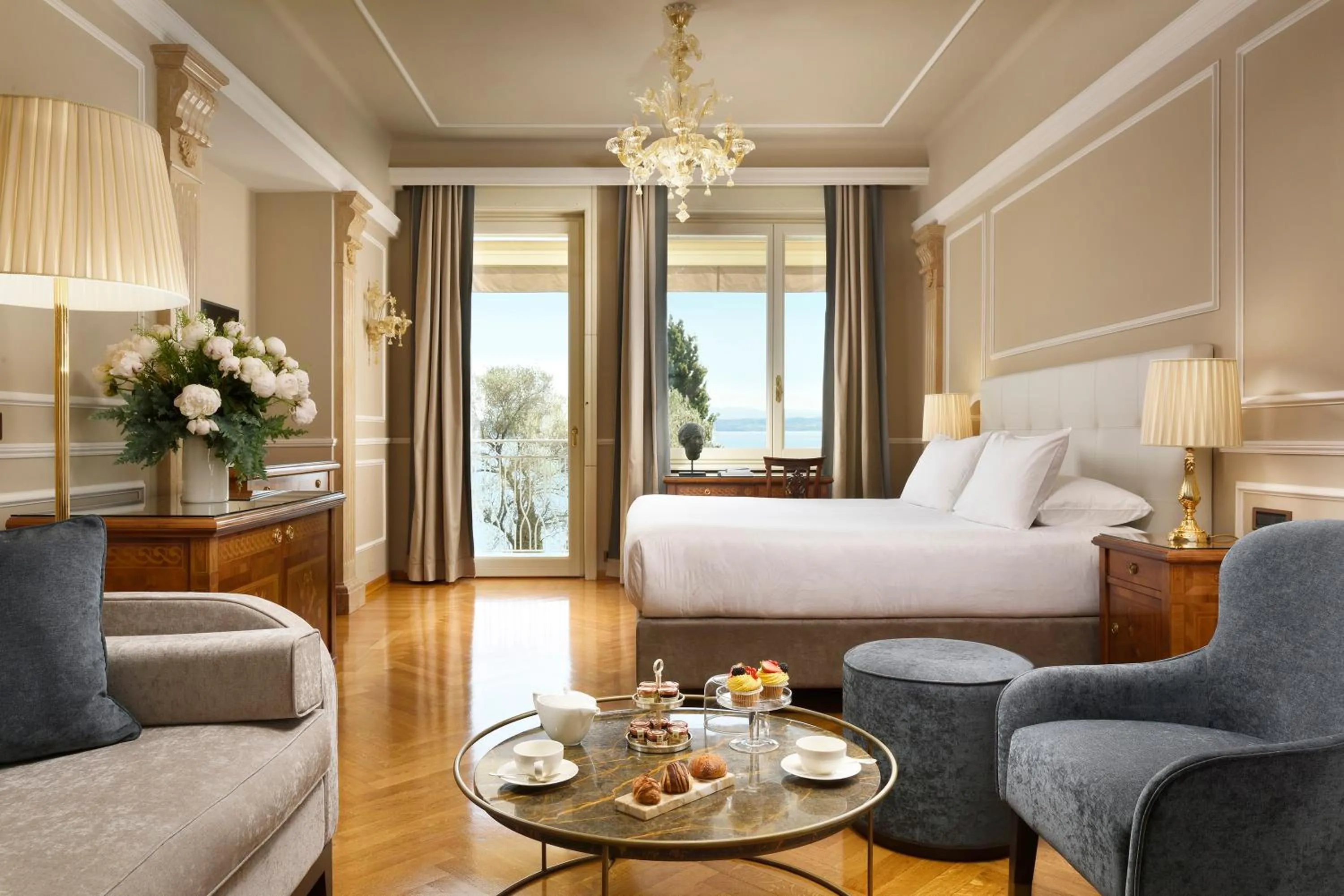 Bed in Villa Cortine Palace Relais Chateaux