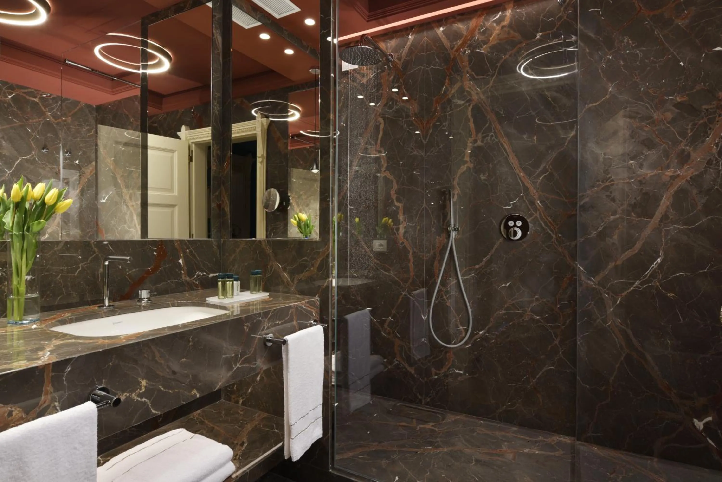 Shower in Villa Cortine Palace Relais Chateaux