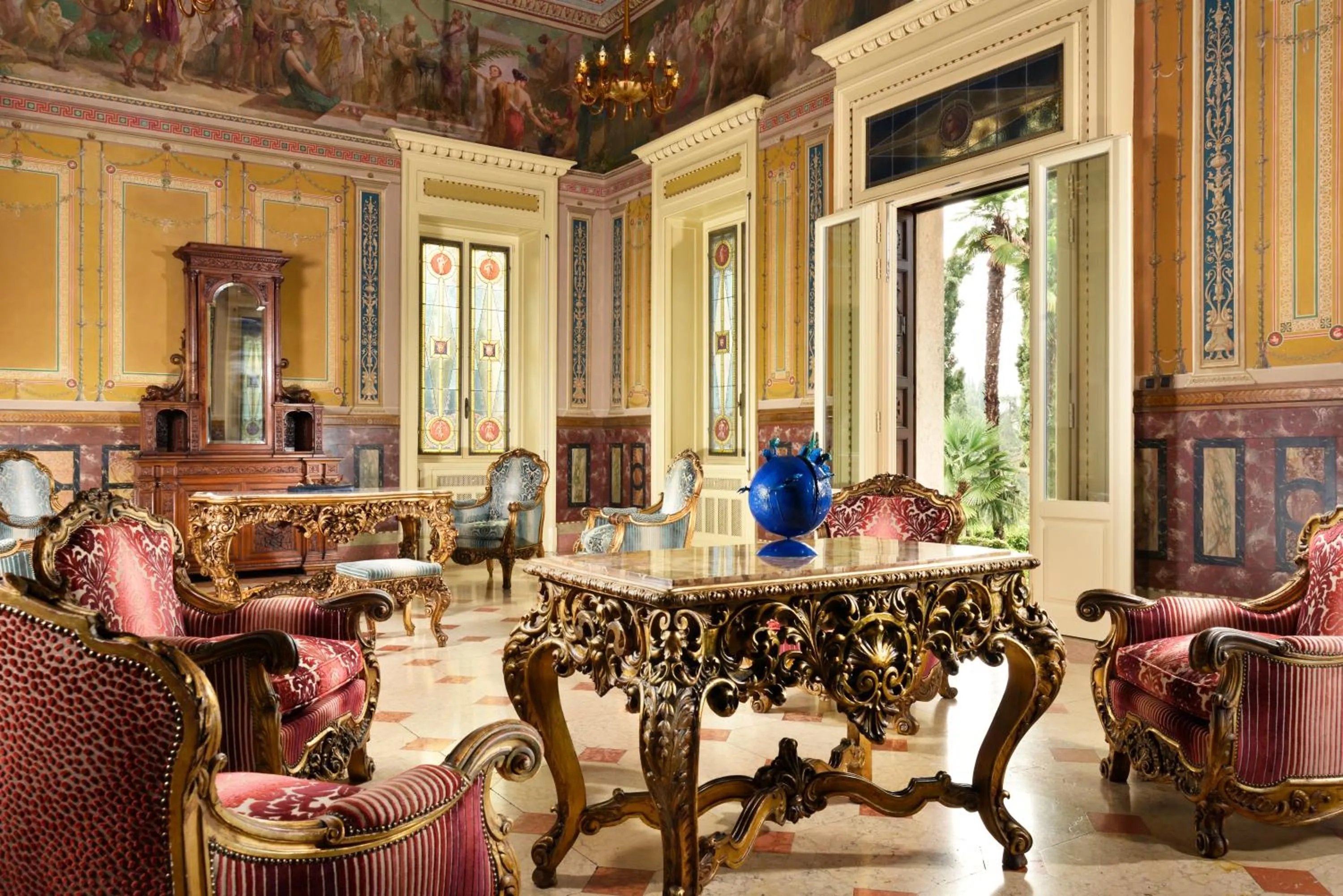 Lounge or bar in Villa Cortine Palace Relais Chateaux