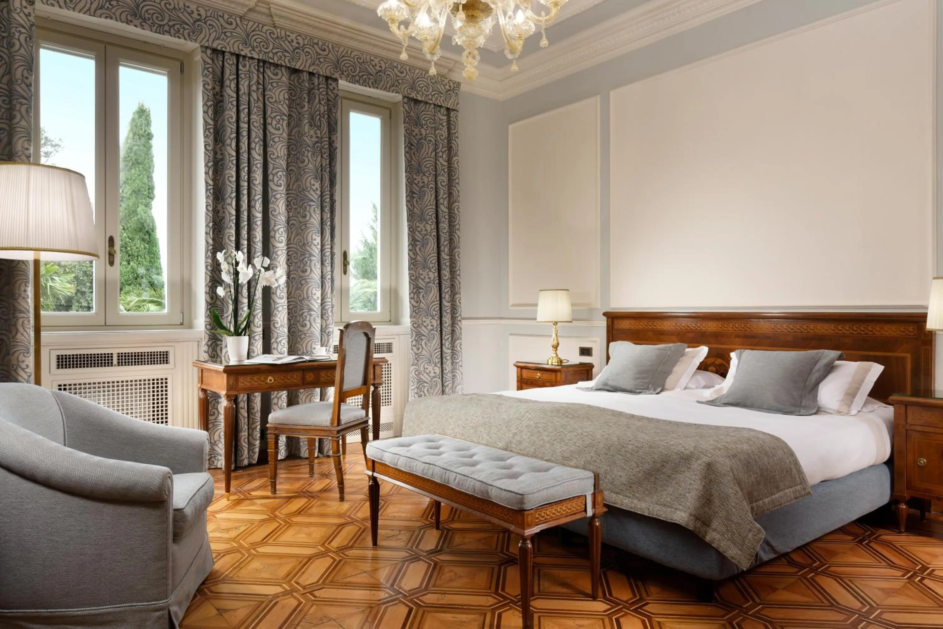 Photo of the whole room, Bed in Villa Cortine Palace Relais Chateaux