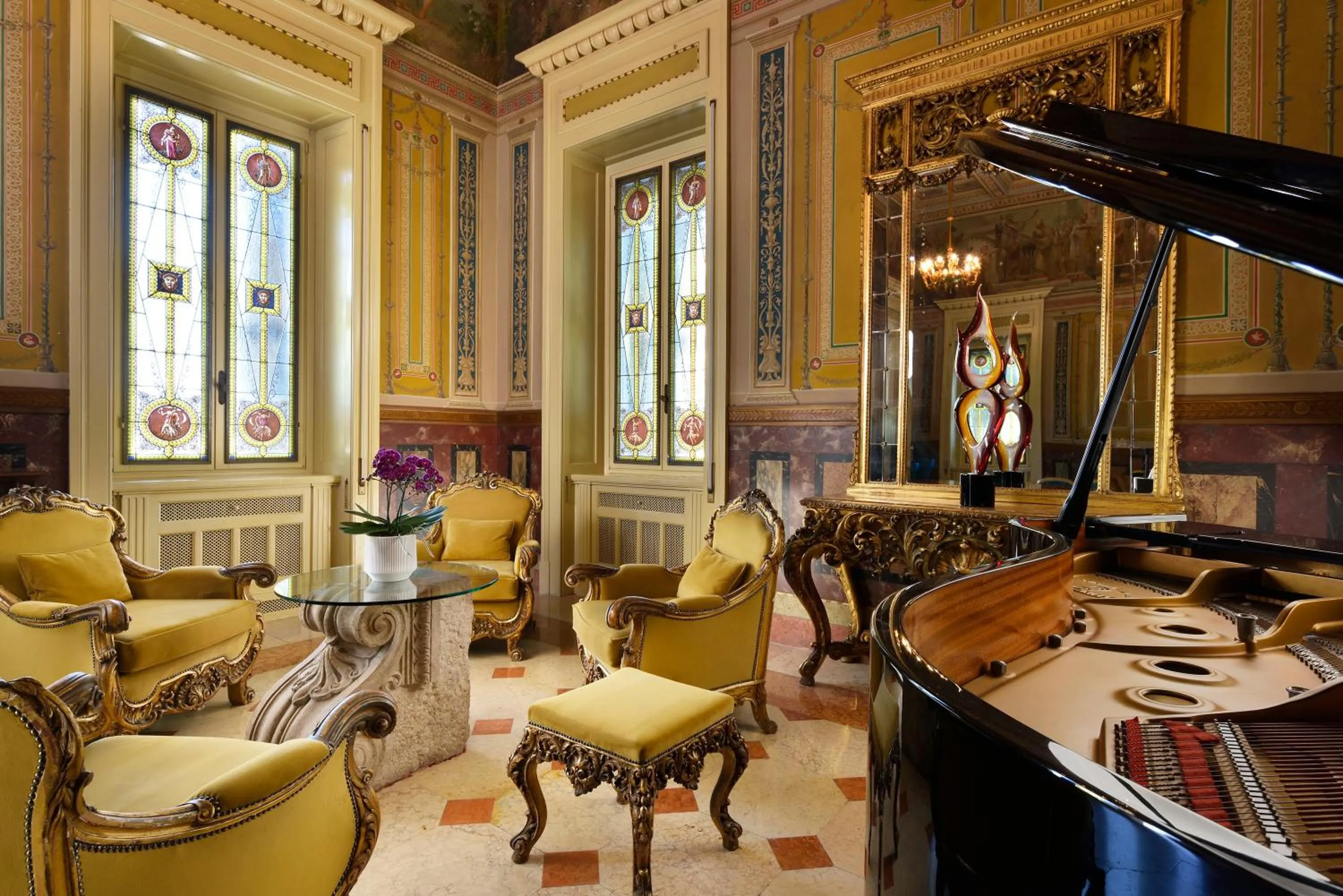 Lounge or bar in Villa Cortine Palace Relais Chateaux