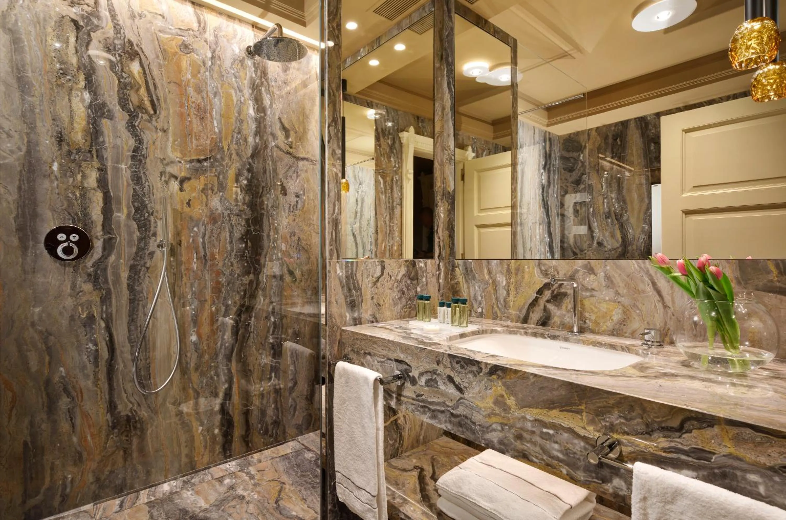 Bathroom in Villa Cortine Palace Relais Chateaux