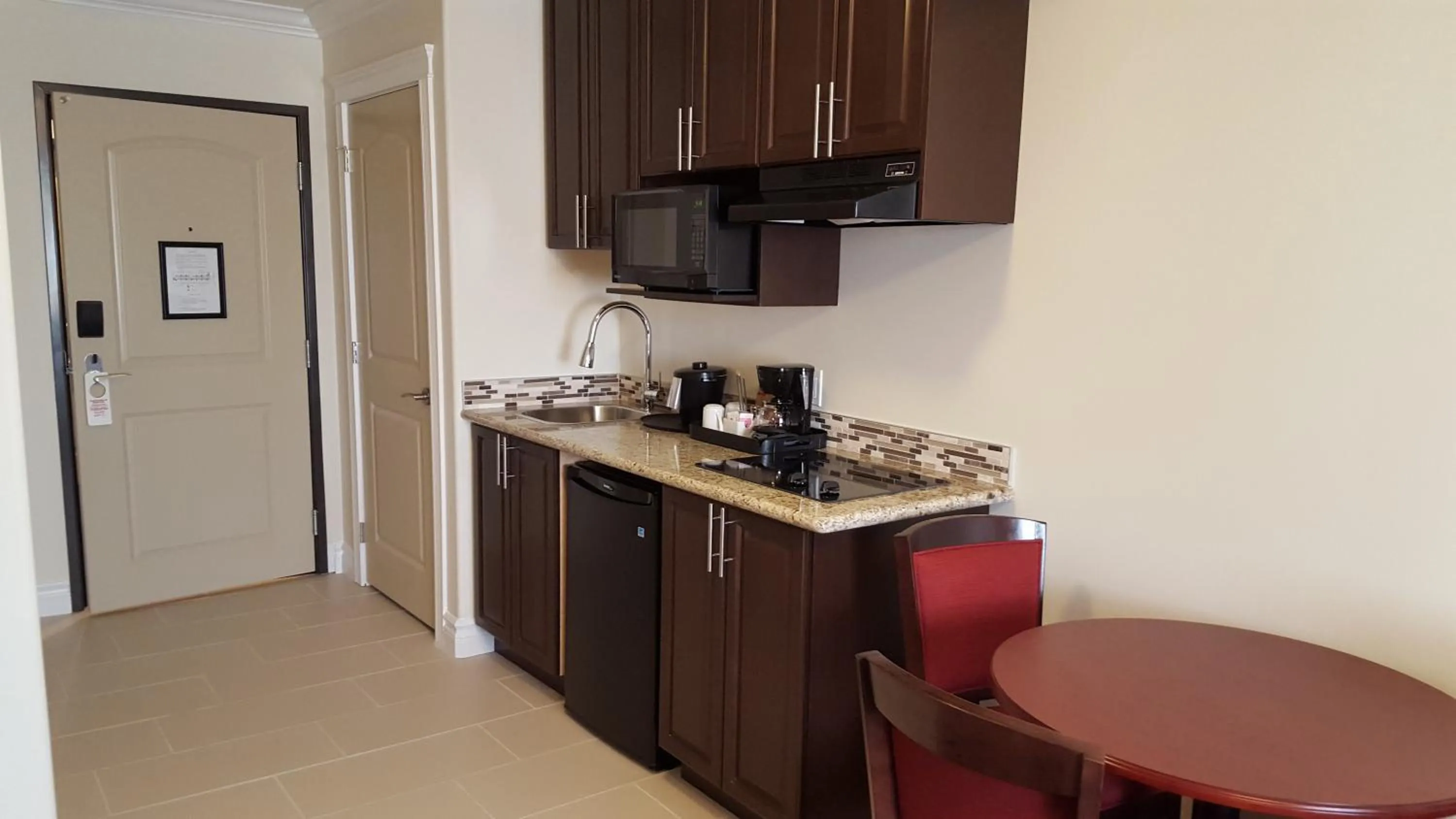 Coffee/tea facilities in Kindersley Inn