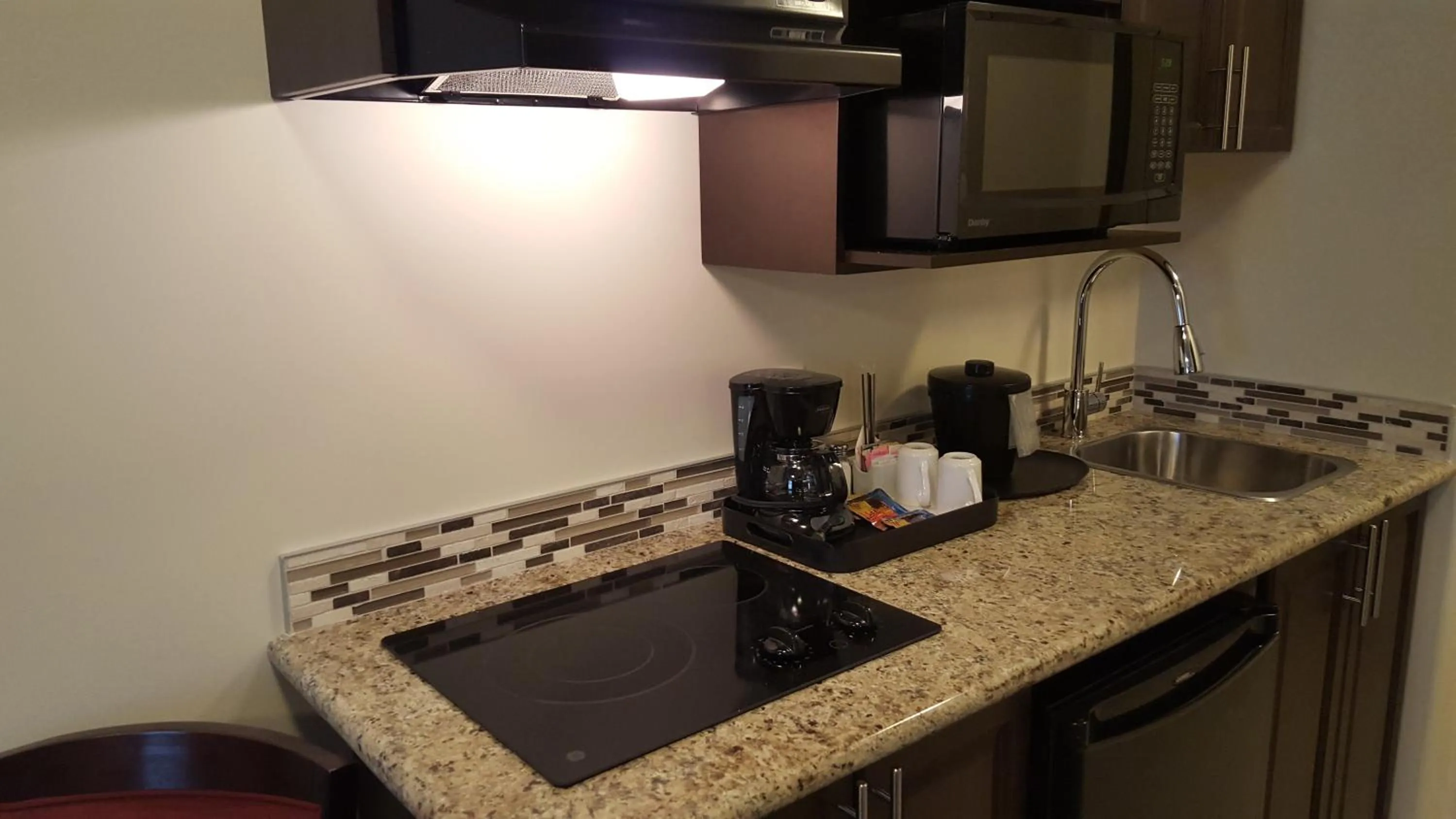 Kitchen or kitchenette in Kindersley Inn