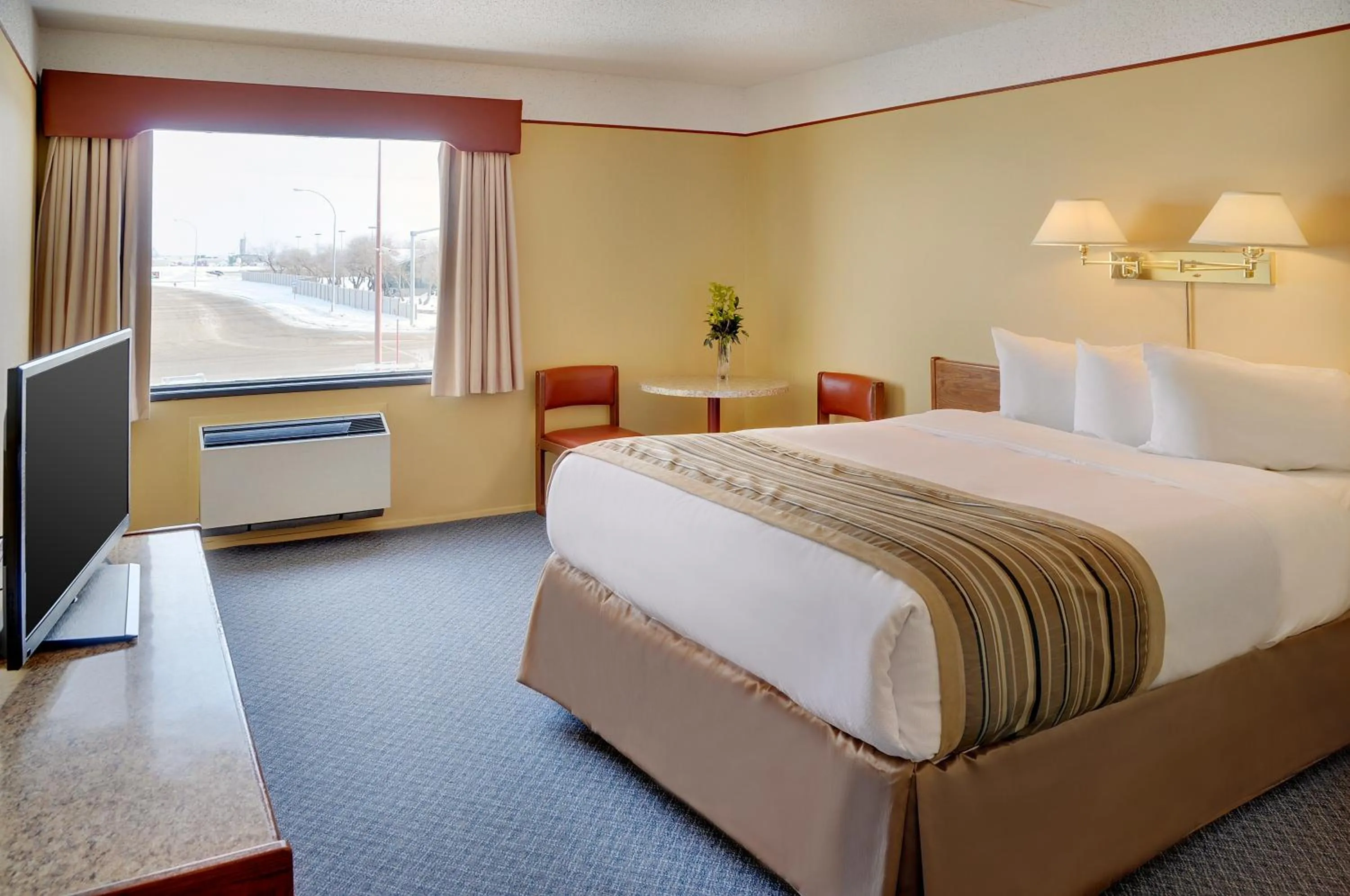 Photo of the whole room, Bed in Kindersley Inn