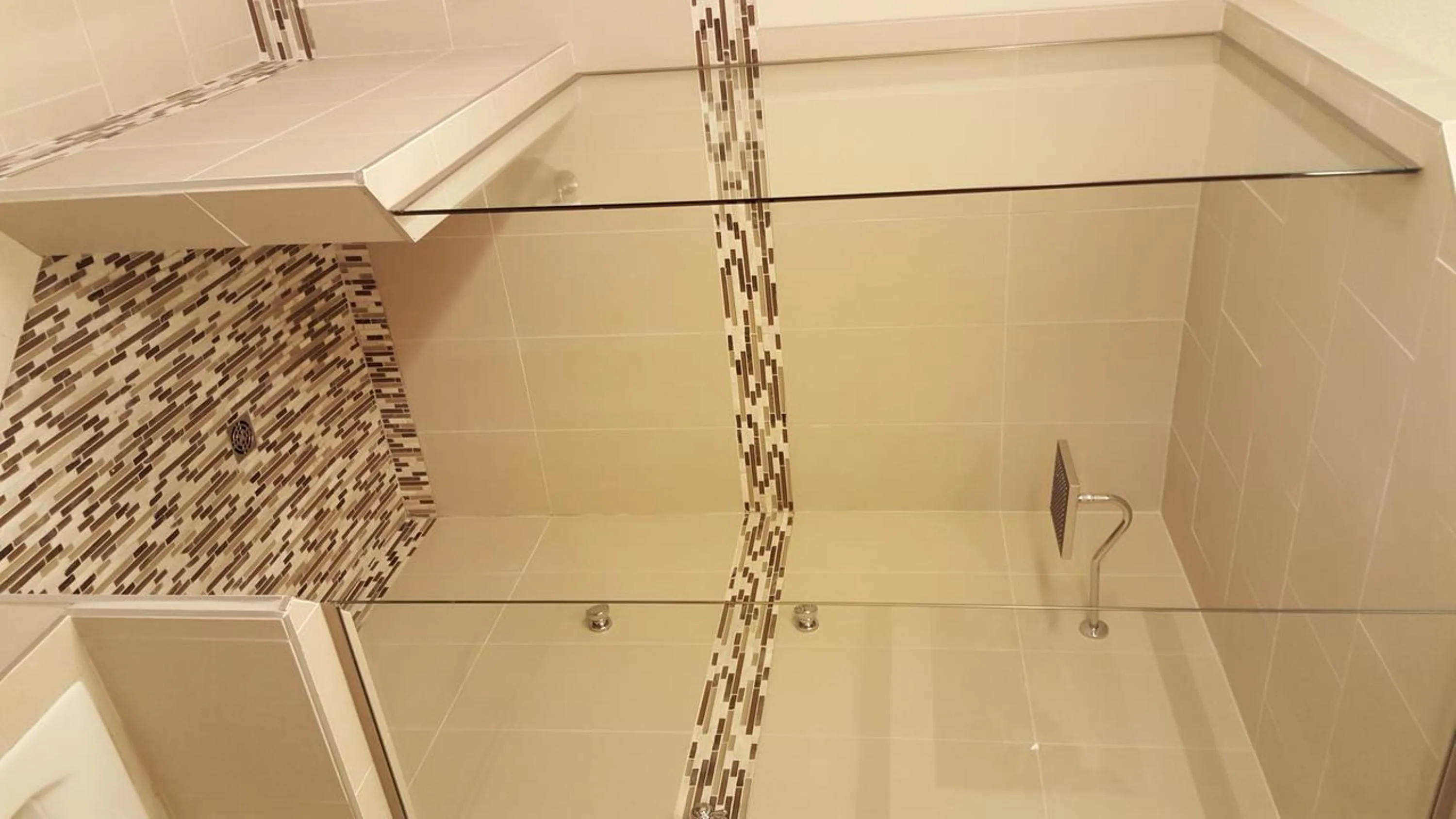 Shower in Kindersley Inn